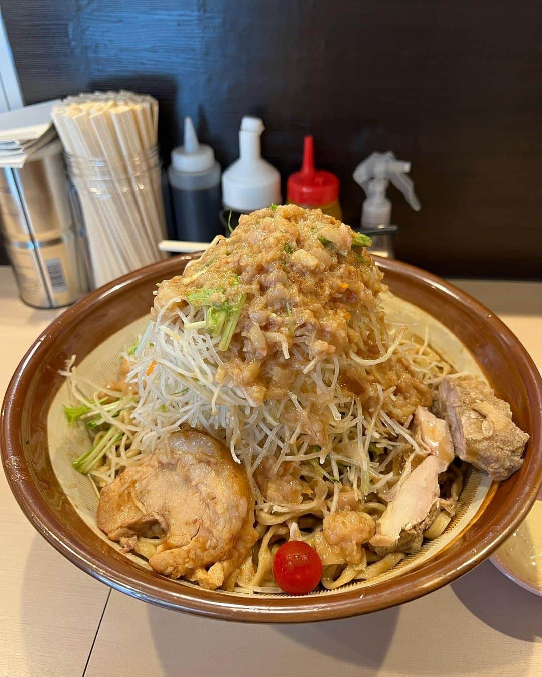 あこさんのインスタグラム写真 - (あこInstagram)「鷹の目(蒲田店)さんで限定の冷やし中華！ 麺増し800g、豚追加の野菜マシアブラマシマシ辛揚げガリマヨ別皿！ 千切りの瑞々しいお野菜に水菜ものって夏らしい一品！上からかけられたドレッシングが酸味があってさっぱりしてめちゃくちゃ美味しかった！でもアブララバーの私はこの野菜を覆い尽くすくらいのアブラほしいくらいアブラとの相性最高やった😍鶏チャーシューも柑橘系のジュレが付いとって食べると鼻からふんわり香って噛めば噛むほどしっかり柑橘！美味しい！でも豚も好きなので追加で豚トッピング🐷💓 麺はキンキンに冷水でしめられてワシワシ麺がさらに食べ応えのある麺に！ゴマだれで甘味と酸味が丁度良くてさらに冷やし中華を感じつつそこにガリマヨを投入したら美味しさが頂点に🤝🏻やっぱり冷やし中華にはマヨネーズは必須！(東海地方出身)ガリマヨ入れた瞬間スピードアップ！マシマシにしたらよかったと後悔😭食べ終わってから視聴者さんにもお会いして嬉しかったな☺️声をかけてくださってありがとうございました🙇🏻 鷹の目さんの限定はいつも美味しい🤤💕でもデフォルトがそもそも美味しいから期間限定とデフォルトとそれぞれ出て本当両方人気！そしていつも満席！ 次はデフォルトのラーメン食べたいなぁ🤤 #鷹の目 #鷹の目蒲田店 #限定 #冷やし中華 #二郎系 #二郎系ラーメン #デカ盛り #大食い #双子 #はらぺこツインズ #大食い女子 #먹방 #대식가 #먹팔  #먹스타그램 #大胃王 #モッパン #ความตะกละ #Ham ăn #Gula」7月14日 21時22分 - harapeko__ako