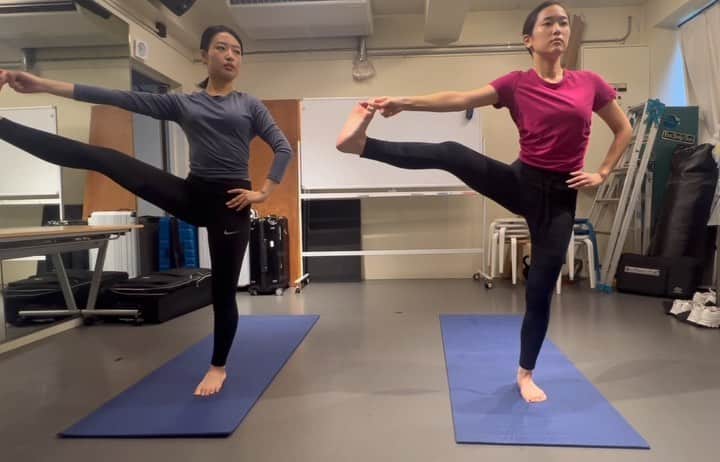 AO のインスタグラム：「🧘‍♀️アシュタンガヨガ練習会🧘‍♀️ 今回は“ウトゥカターサナ”まで！ 時間になってしまい諦めました🤦🏻‍♀️ でも久々にやったので太ももプルプルプルです グラグラするのも体幹が鍛えられている証拠！！ 安定感めざします  アシュタンガヨガというのは 太陽礼拝のポーズから始まり、流れが全部決まっていて、呼吸と連動させながら動いていきます🧘‍♀️ 本当はポーズ一つ一つクリアできないと進めないらしいです…  かなりパワー系のヨガなので消費量も多く 代謝もアップします！！ だんだん動きを覚えてくると 自然と呼吸と連動して流れるように動けるようになり 瞑想効果も高まります✨  いいことだらけ！ でも難しいんです！！ 一歩一歩進めていきます〜🧘‍♀️  #ヨガ#アシュタンガヨガ#yoga#ウトゥカターサナ」