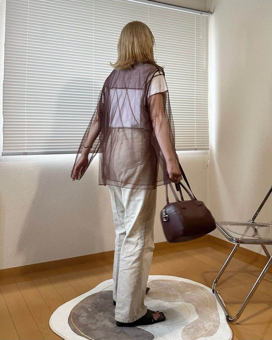 かほこ。さんのインスタグラム写真 - (かほこ。Instagram)「ㅤㅤㅤㅤㅤㅤㅤㅤㅤㅤㅤㅤㅤ ㅤㅤㅤㅤㅤㅤㅤㅤㅤㅤㅤㅤㅤ T-shirt : #apc blouse : #roku #6 bottom : #ciaopanic bag : #bonlecill sandals : #daniellaandgemma hairpins : #3coins ㅤㅤㅤㅤㅤㅤㅤㅤㅤㅤㅤㅤㅤ ハイトーンになってから何かアレンジしたいなと思って、スリコ行った時に購入したヘアピンを♡ ㅤㅤㅤㅤㅤㅤㅤㅤㅤㅤㅤㅤㅤ 白T×デニムのシンプルなスタイルに、6のチュールトップスを重ねてちょっと癖のあるコーデに🫰🏻 ㅤㅤㅤㅤㅤㅤㅤㅤㅤㅤㅤㅤㅤ #kaho_fashion」7月14日 21時24分 - xxokohakxx