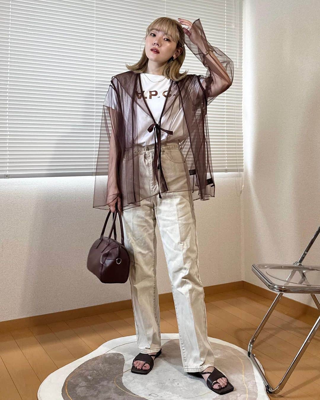 かほこ。さんのインスタグラム写真 - (かほこ。Instagram)「ㅤㅤㅤㅤㅤㅤㅤㅤㅤㅤㅤㅤㅤ ㅤㅤㅤㅤㅤㅤㅤㅤㅤㅤㅤㅤㅤ T-shirt : #apc blouse : #roku #6 bottom : #ciaopanic bag : #bonlecill sandals : #daniellaandgemma hairpins : #3coins ㅤㅤㅤㅤㅤㅤㅤㅤㅤㅤㅤㅤㅤ ハイトーンになってから何かアレンジしたいなと思って、スリコ行った時に購入したヘアピンを♡ ㅤㅤㅤㅤㅤㅤㅤㅤㅤㅤㅤㅤㅤ 白T×デニムのシンプルなスタイルに、6のチュールトップスを重ねてちょっと癖のあるコーデに🫰🏻 ㅤㅤㅤㅤㅤㅤㅤㅤㅤㅤㅤㅤㅤ #kaho_fashion」7月14日 21時24分 - xxokohakxx
