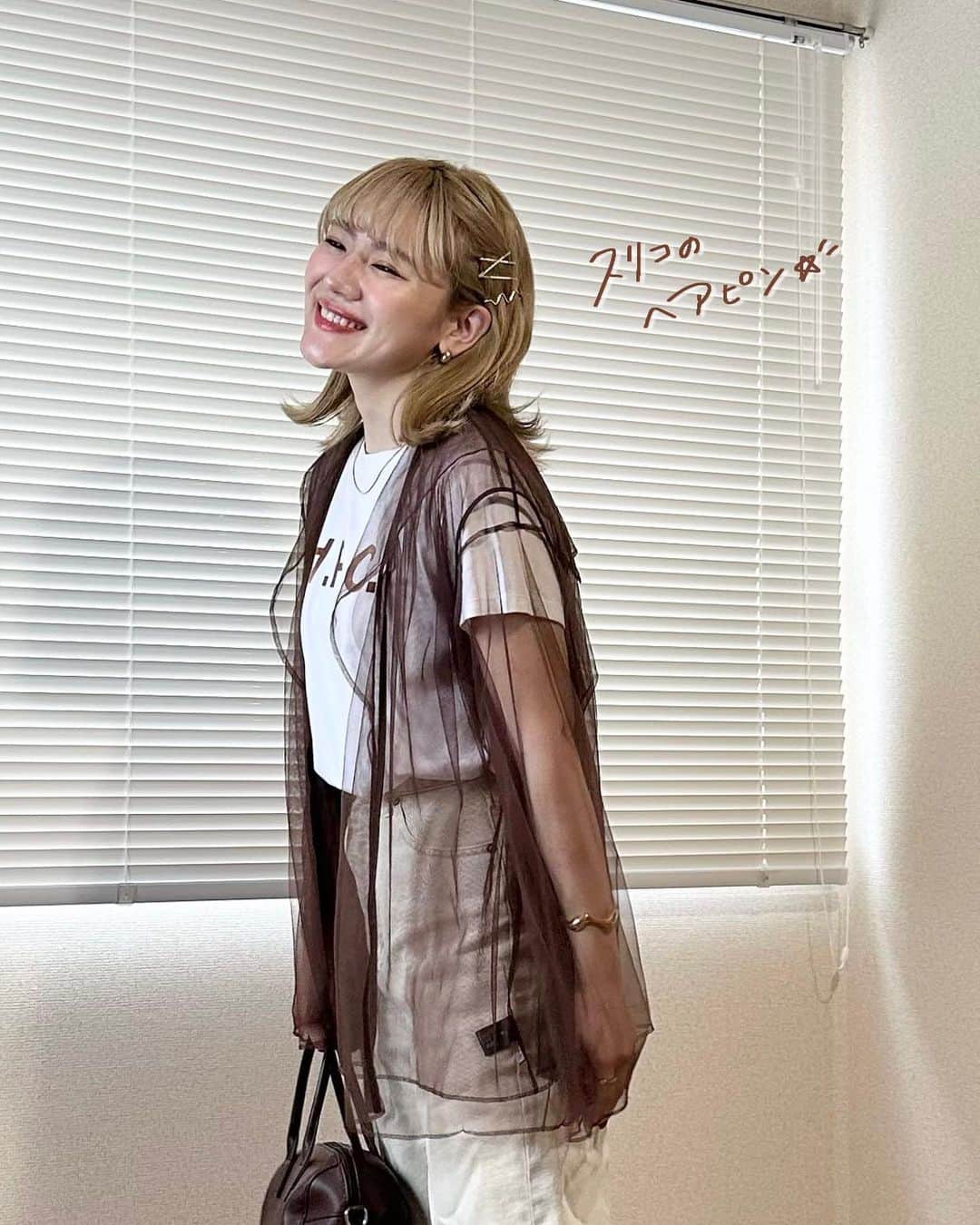 かほこ。のインスタグラム：「ㅤㅤㅤㅤㅤㅤㅤㅤㅤㅤㅤㅤㅤ ㅤㅤㅤㅤㅤㅤㅤㅤㅤㅤㅤㅤㅤ T-shirt : #apc blouse : #roku #6 bottom : #ciaopanic bag : #bonlecill sandals : #daniellaandgemma hairpins : #3coins ㅤㅤㅤㅤㅤㅤㅤㅤㅤㅤㅤㅤㅤ ハイトーンになってから何かアレンジしたいなと思って、スリコ行った時に購入したヘアピンを♡ ㅤㅤㅤㅤㅤㅤㅤㅤㅤㅤㅤㅤㅤ 白T×デニムのシンプルなスタイルに、6のチュールトップスを重ねてちょっと癖のあるコーデに🫰🏻 ㅤㅤㅤㅤㅤㅤㅤㅤㅤㅤㅤㅤㅤ #kaho_fashion」