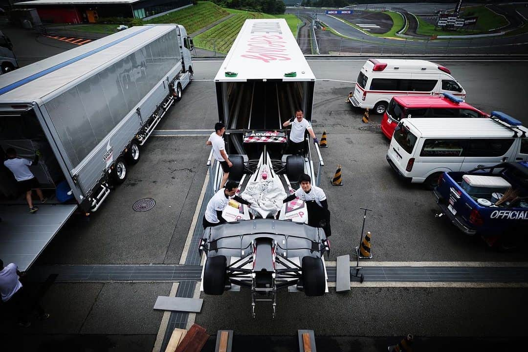 石浦宏明のインスタグラム：「明日からSuper Formula Rd.6 富士大会が始まります！3連休ですのでぜひサーキットへ見に来てください💁‍♂️  #sformula #rookieracing  #三橋仁明カメラマン」