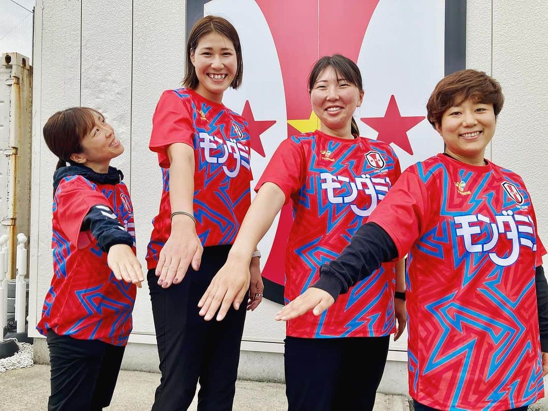 山根恵里奈のインスタグラム：「🔴ご報告🔴  この度、7月からフロントスタッフとして INAC神戸レオネッサの一員になりました🤝 @inac_kobe_official   まず初めに…  2012年の移籍から引退まで キャリアのほとんどを選手として プレーさせていただいたジェフ。  引退後の2ndステージに 多くの経験をいただいたローヴァーズ。  これまでお世話になった たくさんの応援をいただいた千葉のみなさんに 心から感謝しております🙇‍♀️  私は引退後、すぐに新たな環境に飛び込んで いろんな経験と学びをいただきながら これまでと違う角度から女子サッカーも見てきました。  その中で、もう一度女子サッカーの世界で 私がトライできることはないか… その気持ちが少しずつ、はっきりと生まれてきたように感じます。  そして、改めてチャレンジに向かう場所として 様々な考えと想いがあって 神戸に来ることを決めました。  プロリーグの環境に携わるのは初めてです。 また1からの学びですが、たくさんのことを吸収して INACの戦力となれるよう努めていきたいと思っております。  INACファミリーのみなさま 神戸のみなさま 女子サッカーファンの皆さま 改めましてこれから よろしくお願いいたします‼️👩🏻‍💼✨」