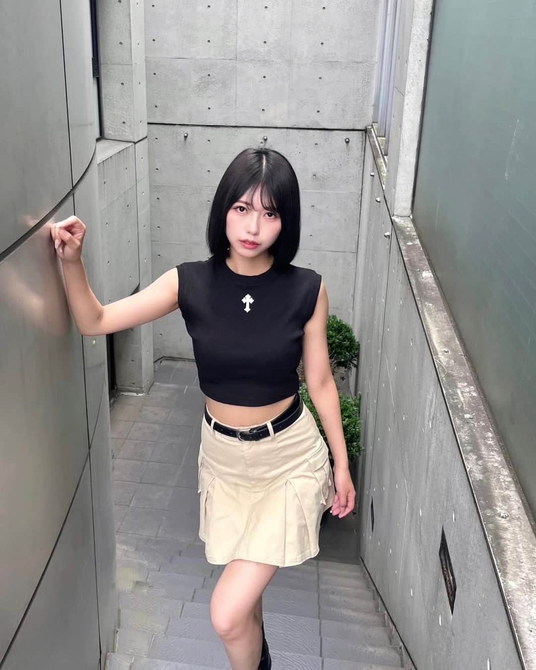 倉田夏希のインスタグラム：「♡  ここ最近でいちばんのお気に入りトップス❤️❤️❤️ 全てがツボすぎてWHTとBLKの2色買いしました😍  とっても着やすくて透け感も気にならないし 丈も絶妙でクロスモチーフがかわちい🥺💓  カーゴスカートと合わせたお気に入りコーデ🫶🏻  #Darich #ダーリッチ #コーディネート #大人ガーリー  #骨格ナチュラル #イエベ秋 #コーディネート #coordinate #骨格ナチュラルコーデ  #fashion #ootd #outfit」