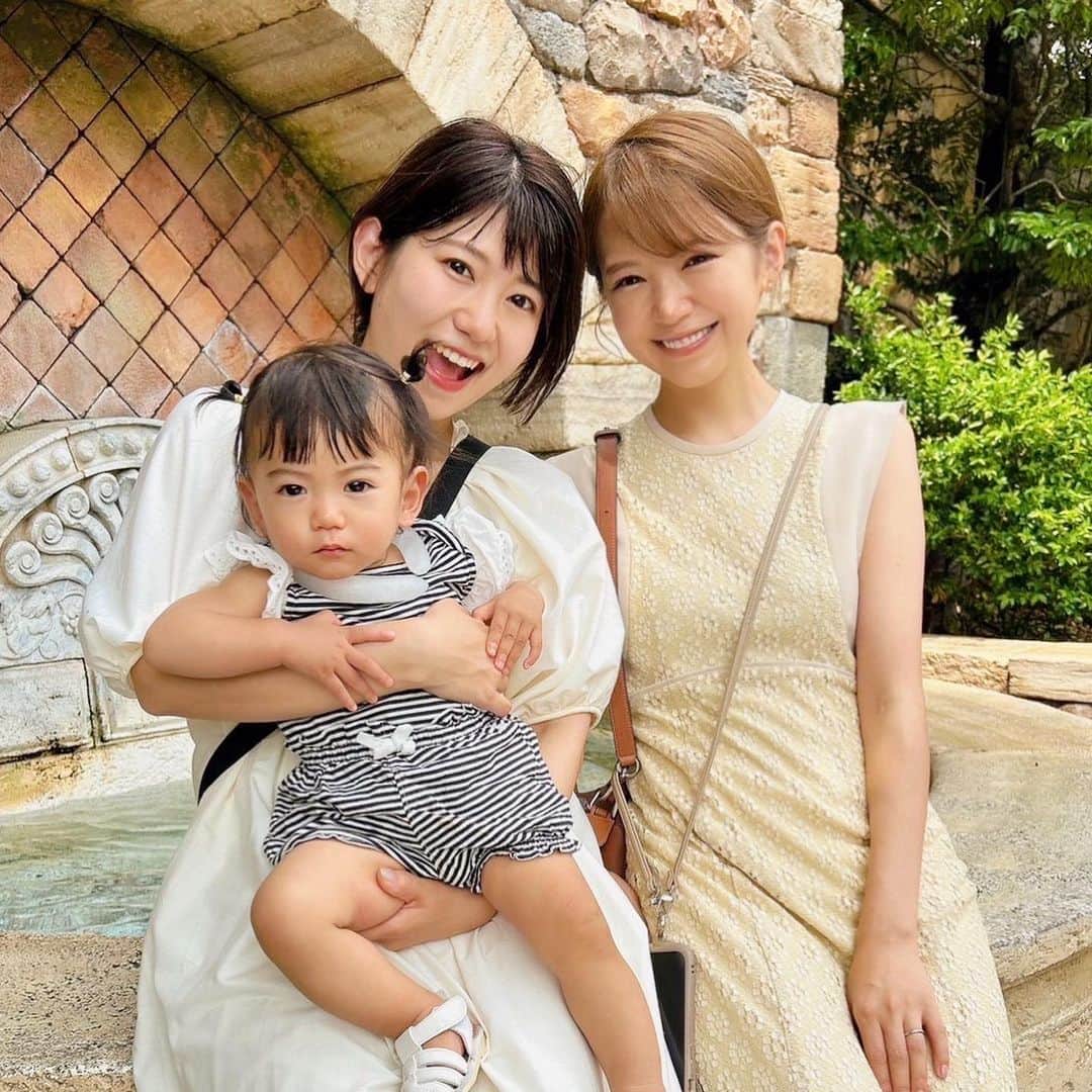 内山絵里加のインスタグラム：「・ ・ ディズニーシーを歩いていたら 遠くから、聴き馴染みのある 『うちやましゃーーーん！！！』 の可愛い声が🥺💕 ・ やばちゃんfamilyと遭遇し 一緒にソアリンに乗ったり 夢のような時間をすごせました♡ ・ むぅちゃんも、はや1歳！ （寝起きの顔すら可愛い♡） ２枚目の写真は、0歳 ３枚目、４枚目は 生まれる直前（まだお腹の中）で おなかを触らせてもらってるところです。 ・ わたしにとって、赤ちゃんのように可愛い後輩が 母になってゆく姿は とても神秘的で輝いていて.. あうたび、感動してしまいます🥺 ・ 大切な人の大切な人は、 私の大切な人🫶 なんて可愛い宝物なのでしょう。 すくすく、大きくなってね。 みるく色の幸せをたくさんお裾分けしてもらいました🤍 ・ やばちゃん、ありがとう🫶 また会えるのを楽しみにしているよ🥰 ・ #後輩 #アナウンサー #大切な人の大切な人は大切な人」