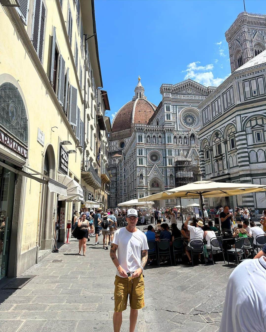 ライアン・テダーのインスタグラム：「Tuscany, wine tasting, Siena, gelato, Florence, everything else.  All in exactly 24 hours.  Italy SLAYS ❤️❤️ @onerepublic」