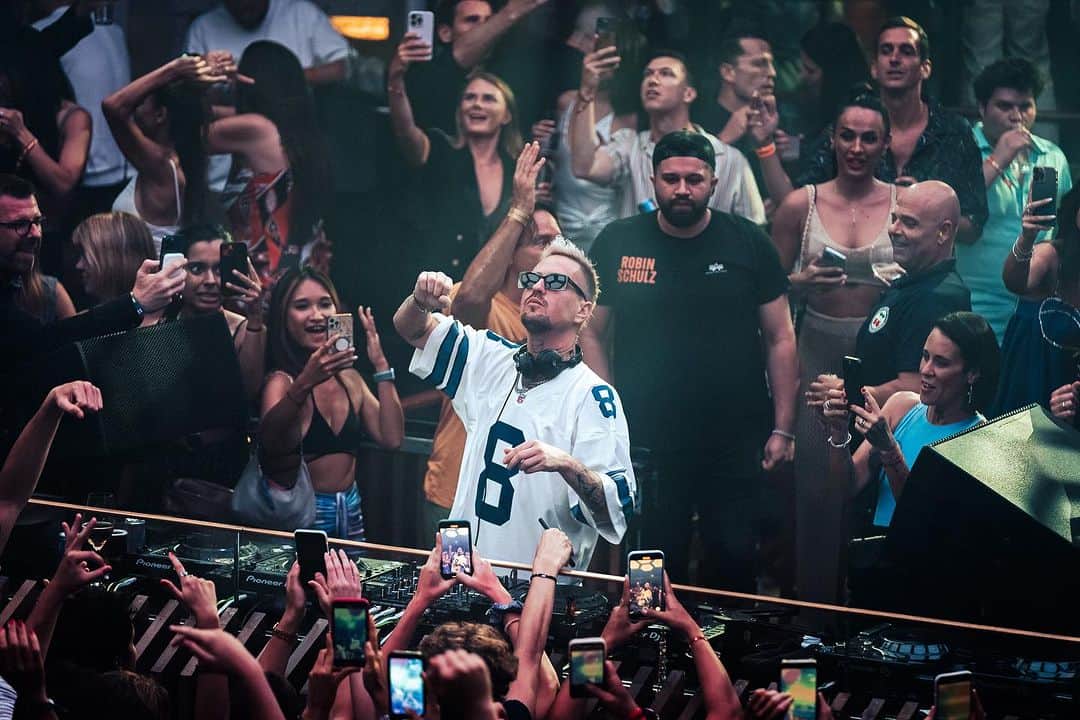 ロビン・シュルツさんのインスタグラム写真 - (ロビン・シュルツInstagram)「thx @pachaofficial 🍒」7月14日 21時32分 - robin__schulz