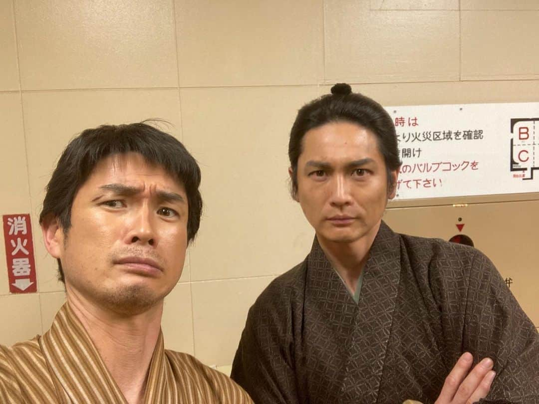 青山草太さんのインスタグラム写真 - (青山草太Instagram)「大富豪同心での1枚。  相方的な？存在だった 燕二郎役の鈴木信二。  初めて共演したのは 「ホーリーランド」というドラマ。 お互い高校生役（笑）  その後ウルトラマンマックスにも出演してくれたり。  またこうして一緒に出来てなんだか感慨深い。  #青山草太#sotaaoyama #鈴木信二#shinjisuzuki #大富豪同心3 #久しぶりに#共演 #感慨深い」7月14日 21時42分 - sotaaoyama