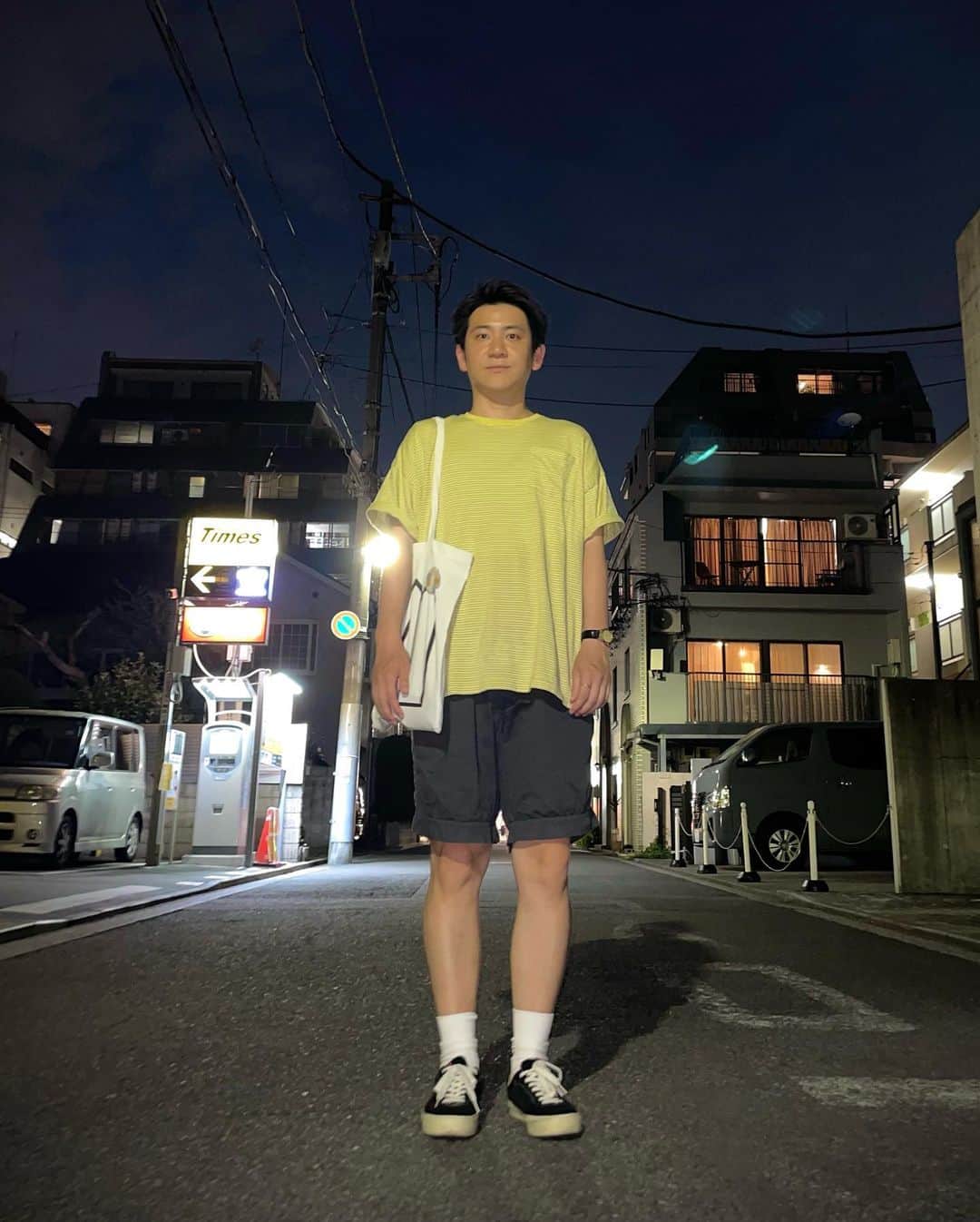 中込悠のインスタグラム：「今日は 『暗くて光ってればエモいと思っている人』。  何枚だって欲しい、ボーダーTシャツ。 黄色だとなおよし。  tee:#sundaysbest  pants:#kolor  shoes:#lastresortab   #ボーダー  #夏  #短パン  #ootd  #エレガント人生」