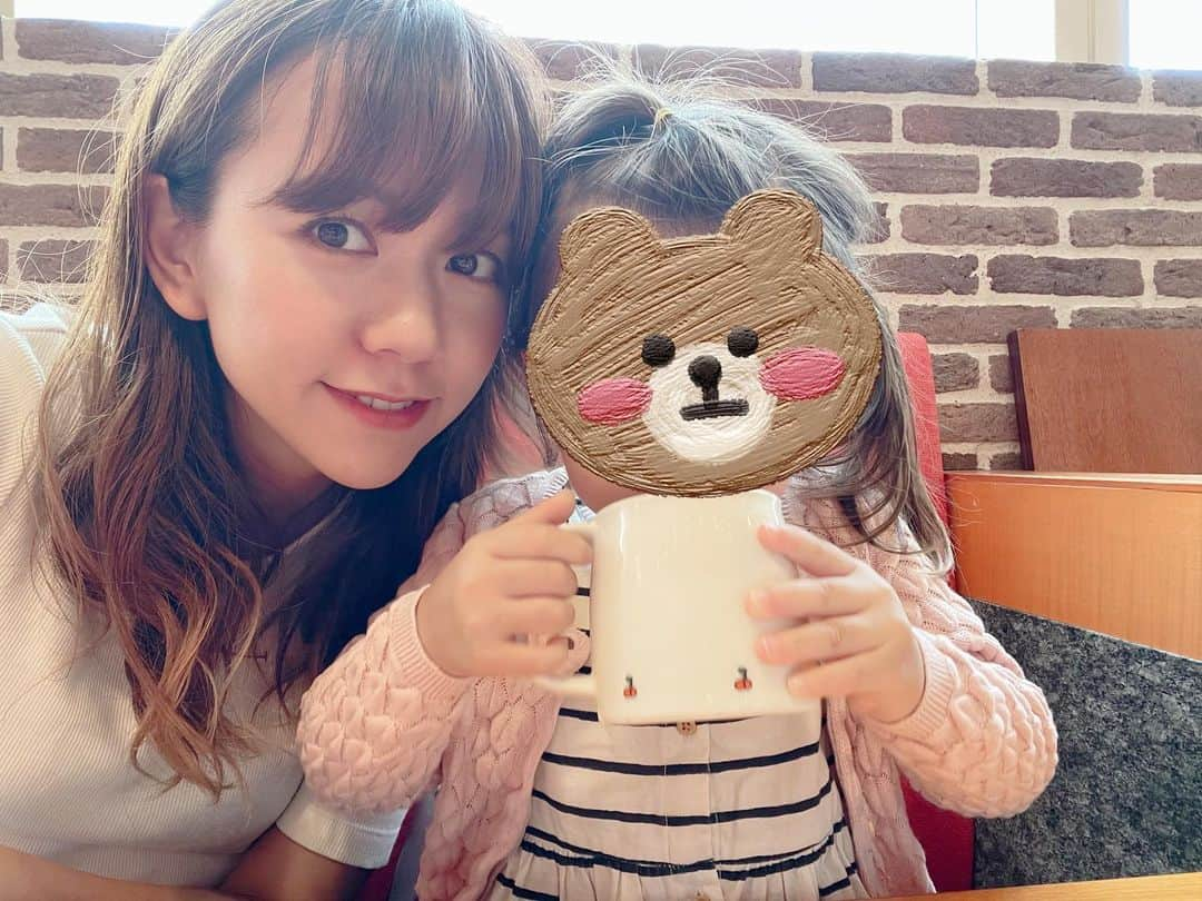 虎南有香のインスタグラム：「虎ミニィ(2)とお出かけした話🐯💕 おでかけといっても、免許の更新をした日の話。笑 帰り道、お昼ご飯何が食べたい？ と聞くと 「ラーメンと唐揚げ‼️」と答えたので(お昼は毎日この二つが主食😂)この二つが食べられるお店へ😂👍 食べながら 「今日はお仕事お疲れ様だったね😘」 と言われて「ん？お仕事？してた？」と聞くと 「だって、写真撮ってたでしょ？」と…。。。 「あぁ…！免許の写真ね😳！」  写真撮られる=母のお仕事  2歳だけど色々理解してて感心した日なのでした😁💓」