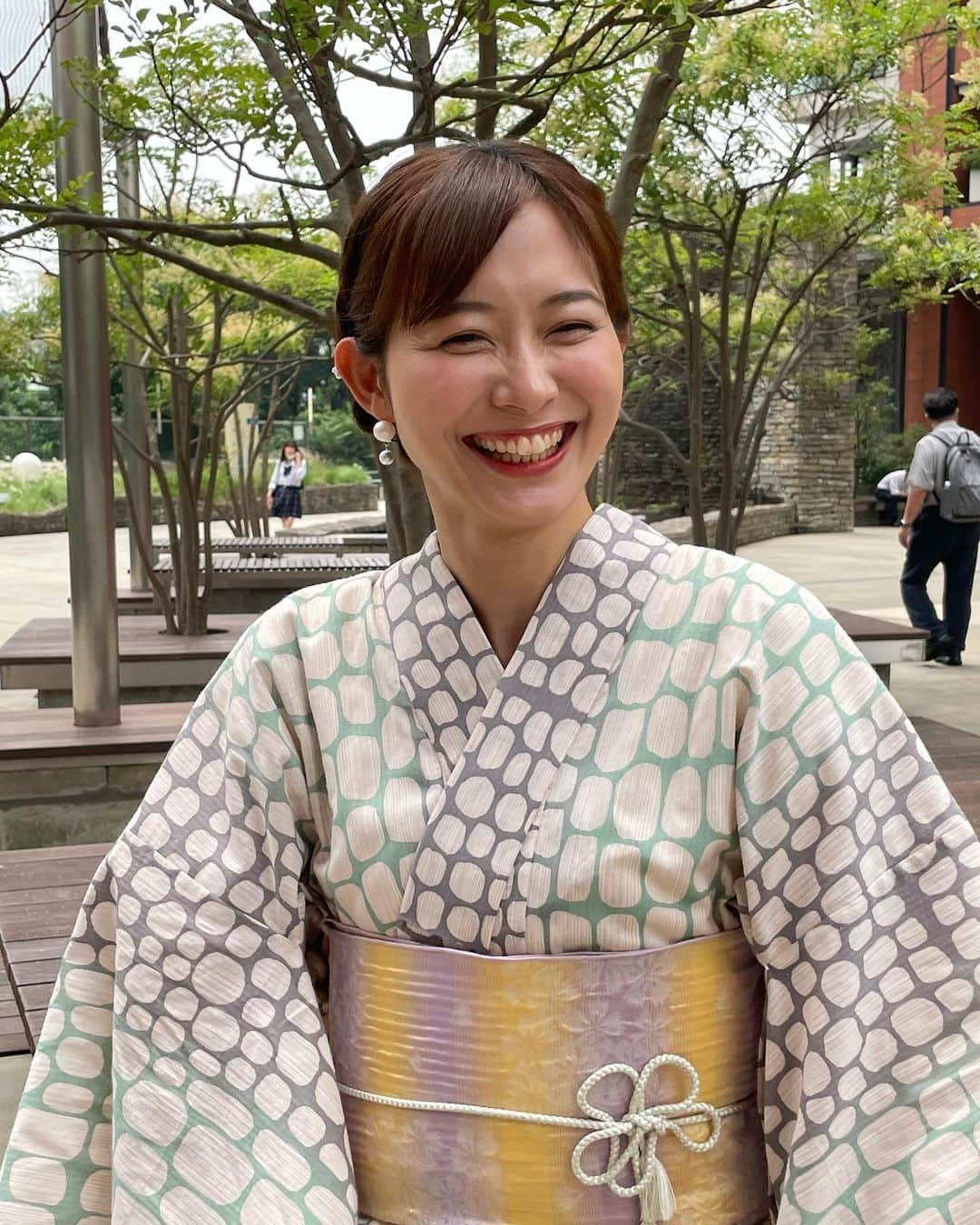 久冨慶子のインスタグラム：「・ ゆかた壁紙配信中です💚 20分くらいしか着ている時間がなかったのが 残念な程素敵な浴衣を着用させていただきました✨  無料版もあるので是非覗いてみてください✨ ストーリーズにリンクを貼っています👆  https://www.tv-asahi.co.jp/sphone/app/announcer/yukata/2023/  2枚目の動画は美桜ちゃんが撮影してくれました💛 ありがとー💛 @miou0hayashi   【衣装協力】 堀井株式会社 源氏物語 ＊ ＊ #テレビ朝日 #アナウンサー #ゆかた  #浴衣ヘアアレンジ  #浴衣 #浴衣コーデ #浴衣帯結び #なぜこんなに笑ってるのか  #顔くしゃくしゃ」