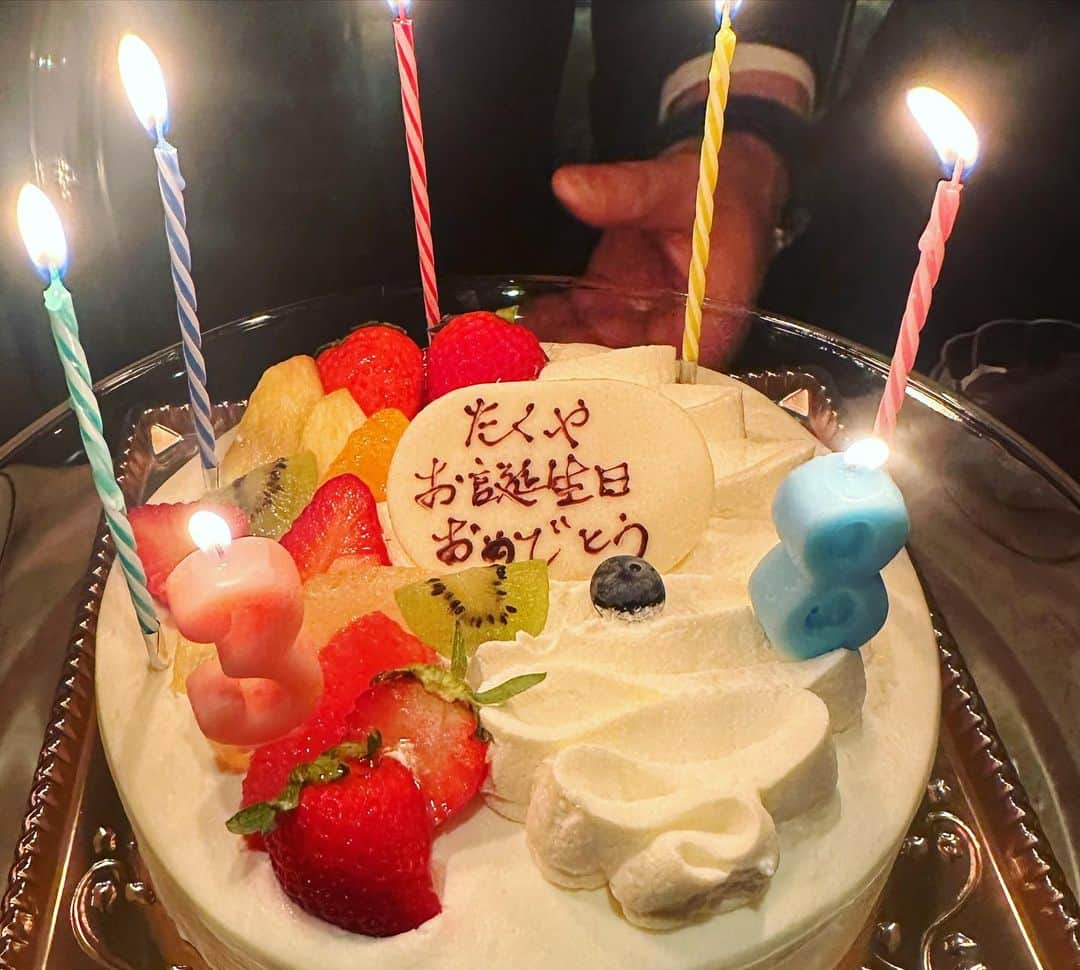 高木琢也さんのインスタグラム写真 - (高木琢也Instagram)「３8歳になりました😋🎂 だいぶ大人になってきました😇 ちょー沢山メッセージやLINEありがとう🫡❤️ いくつになっても色んなこと吸収して挑戦ばっかしようと思います。  必死こいて結果出します。  多々、生意気なところがありますがどうぞ宜しくお願いしますね🫣 #来年は独身貴族をいち早く抜けよう #幸せか #🎂 #順番に全部読むね🤭 #大一さん本当ありがとうございました🤩」7月14日 21時36分 - takagi_ocean