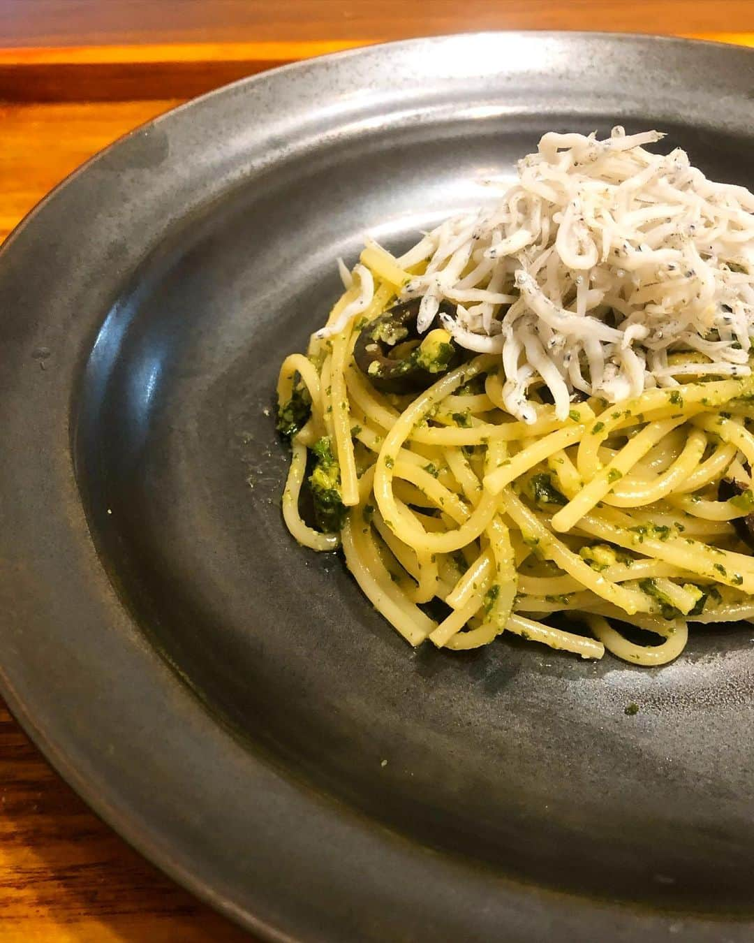 川島カヨのインスタグラム：「夏のお気に入りのシソメニュー シソベーゼパスタシラスのせ🍃 ⁡ シソがお安く売ってたらたくさん買って、松の実やオリーブオイル、にんにくなどと一緒にミキサーでシソベーゼソース作ります。 ⁡ ジェノベーゼソースのバジルをシソに変えたものですね。 ⁡ 冷凍しとけば、パスタはもちろん、お肉やお野菜を炒めた時など夏の昼ごはんにピッタリですよ。カンタンなので是非。 ⁡ ⁡ #きょうのごはん #適当ごはん #おうちごはん #おうちごはんlover #ゆるめし #japaneasefood #クッキングラム #ひとりごはん #食卓日記 #献立 #家庭料理 #homecook #Homemadefood #日本食 #Japanesefood #ひとり定食 #お盆でごはん  #シソ #紫蘇 #シソベーゼ #ジェノベーゼ #sidedish #季節のご飯 ⁡ ⁡」