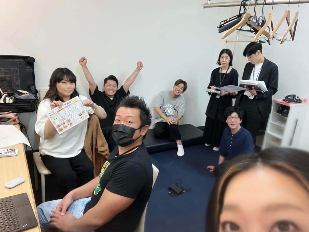 海原やすよのインスタグラム：「NGKの合間🎙️  打ち合わせを兼ねてのランチ🥢みんなの協力が有難い🤗  頼りになるよ👓」
