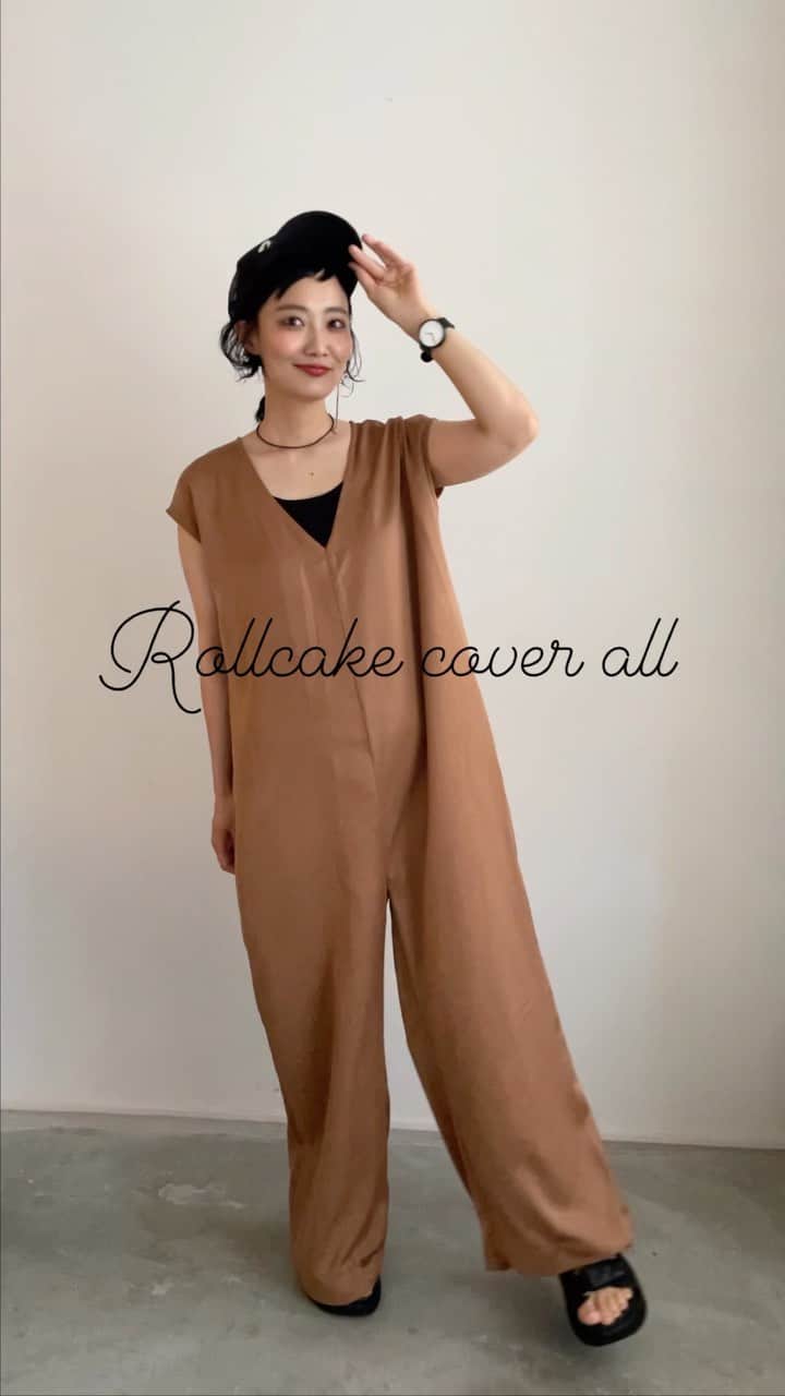 田中真奈美のインスタグラム：「サラッと1枚でキマるオールインワン💕 生地感がツルッと柔らかいのと胸元のあきが女性らしさをだしてくれます✨ . ノースリーブだから腕を出すのをちょっと照れながら着たら、あら😍フレンチスリーブだからあんまり気にならない💕 嬉しい発見でした🫶🏻🎶 . 私の身長は159センチで裾を内側に2折りしてます💓 身長高い人が着たらより足が長くてカッコイイだろうな😍 とっても着心地が良いんです〜✨ 今回はキャップと合わせてカジュアルに💓 . . . #福岡ママ  #福岡美容師  #switchmanami  #オールインワン」
