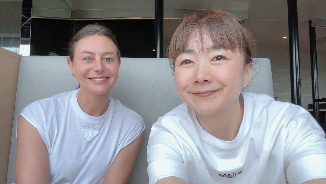 岸本佳子のインスタグラム：「White T-Shirt 🩵🩵  白Tは大人のユニフォーム。 もちろん私たちが着ているのは 上質で洗練されたレアな1枚です🤘🏻  #ootd #fashiin #lifestyle #art #tokyo #paris #qol」