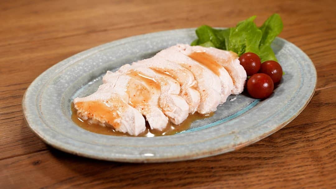 馬場裕之のインスタグラム：「レンジで爆速サラダチキンをご紹介♪  「魔法の水」に浸すだけで 驚くほど柔らかしっとりする技も伝授😁  【材料（1人前）】 　▷鶏むね肉：250g 　 ブライン液 　▷砂糖：小さじ2 　▷塩：小さじ2 　▷水：600cc  秘伝のタレ 　▷鶏ガラスープの素：小さじ1 　▷合わせ味噌：小さじ2 　▷みりん：小さじ2 　▷酢：小さじ3 　▷一味唐辛子：少々  #馬場ごはん #料理 #サラダチキン #鶏肉 #ダイエット #diet  #ヘルシー #chicken  #saladchicken  #ロバート馬場　　 #おうちごはん #ロバート  #Japaneserecipe」