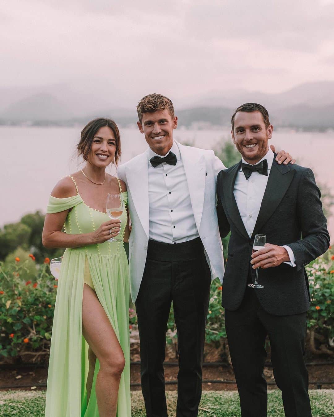 イバイ・ゴメスのインスタグラム：「!QUÉ BODA! ¡QUÉ DÍAS! 🤩 • Gracias @marcosllorente & @paddy.8 por cuidarnos tan bien a tod@s 🙏🏻 ¡FUE ABSOLUTAMENTE INMEJORABLE! • ¡OS QUEREMOS MUCHÍSIMO! ❤️ • (No tengo foto con la pedazo de novia 😔)」