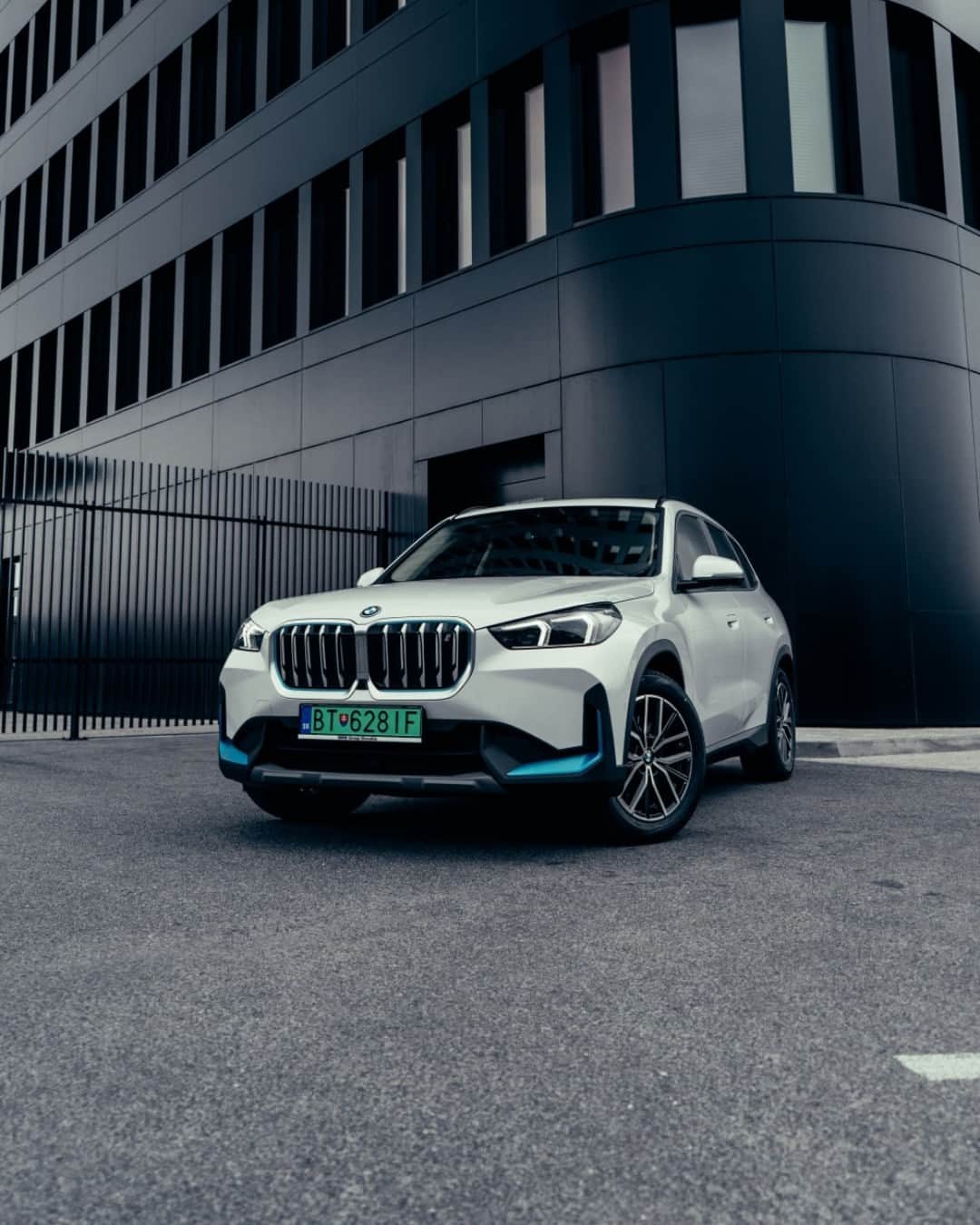 BMWのインスタグラム：「Monochromatic moments ⚡️✌️ The BMW iX1. #THEiX1 #BMW #iX1 #BornElectric #BMWElectric __ BMW iX1 xDrive30 : Combined power consumption: 19.1–16.8 kWh/100 km. Combined CO2 emissions: 0 g/km. Electric range: 394–440 kilometers. All data according to WLTP. Further info: www.bmw.com/disclaimer」