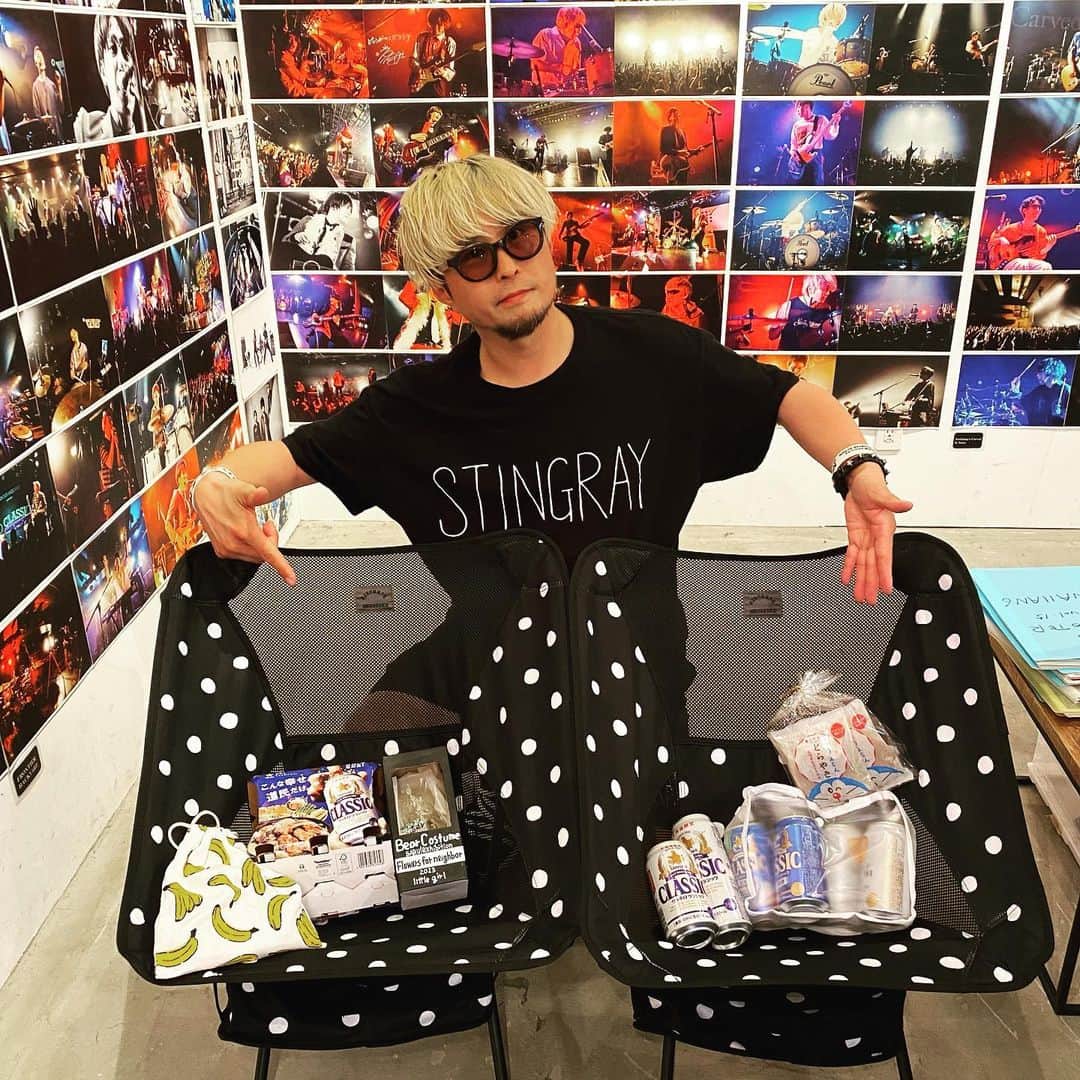のインスタグラム：「【札幌サウシュー写真展 &STINGRAY2日目終了！】 明日も12-19時まででススキノのTWLV(トュエルブ)にて(中央区 南7条西3丁目2-15 ユニバーサルアテネビル3F)お待ちしてます！ジョイン前後やライブ前後、買い物がてら是非！僕は全日程ワンオペでずっと居ます！(明日12-14時のみ不在)STINGRAY新作オススメはTシャツ&短パン！差し入れありがとうございました！明日からヒゴさんのRISK出店&夜はカウンターでDJイベント！  #stingray #streetfashion #dot  #ドット #札幌  #ストリート　  #oneokrock  #ストレイテナー #fomare  #プッシュプルポット #androp #thebackhorn #ビレッジマンズストア #thepillows #ren  #frontierbackyard  #dopingpanda  #hawaiian6  #thebandapart #fomare」