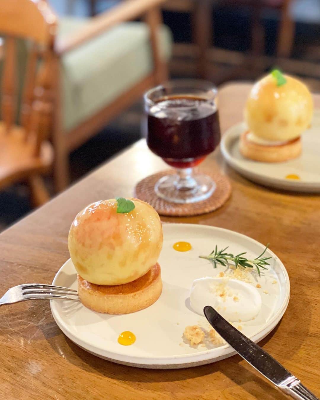 前川由希子のインスタグラム：「・ 🍑🍑🍑  今年も桃のシーズンが始まった🍑  丸っとした桃が食べたいねー と歩い始めた瞬間に発見！ @joy_trip_cafe   サクサクのタルトと相性抜群♡ 美味しかったー！  桃スイーツの食べ歩きしたい🍑  #桃  #丸ごと桃タルト  #桃タルト  #桃スイーツ 探してます #福岡カフェ  #福岡スイーツ  #福岡桃  #福岡桃スイーツ  #福岡桃タルト」