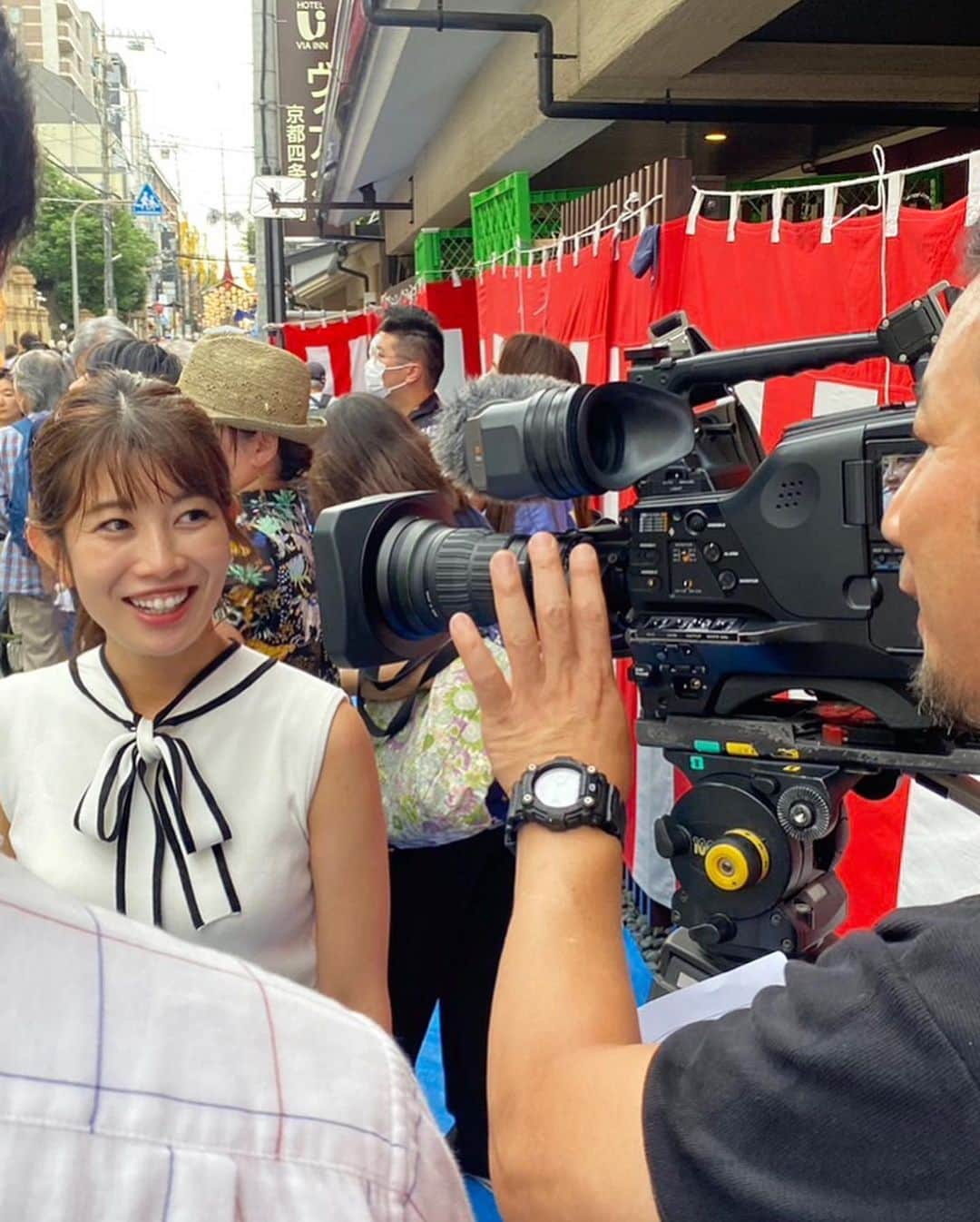 梅山茜さんのインスタグラム写真 - (梅山茜Instagram)「. ＊祇園祭 前祭＊ . 祇園祭の宵山期間で賑わっている京都⛩ 今年の前祭の巡行で山一番に決まった 山伏山から中継でお伝えしました🎤 山一番は縁起が良い！ということで 14日の分のちまきは1時間で完売したそう🫢 皆さんの想いも伺えて当日がより楽しみになりました🎐  写真は中継終わりにみんなで食べた角煮コロッケ🥔 (後ろにあるのは占出山) 祇園祭名物のしみだれ豚まんは 並びすぎて買えなかった🥲 . #祇園祭#祇園祭2023#山伏山#占出山#山鉾巡行#山一番#京都#しみだれ豚まん#コロッケ#kyoto」7月14日 21時45分 - umeyama_akane