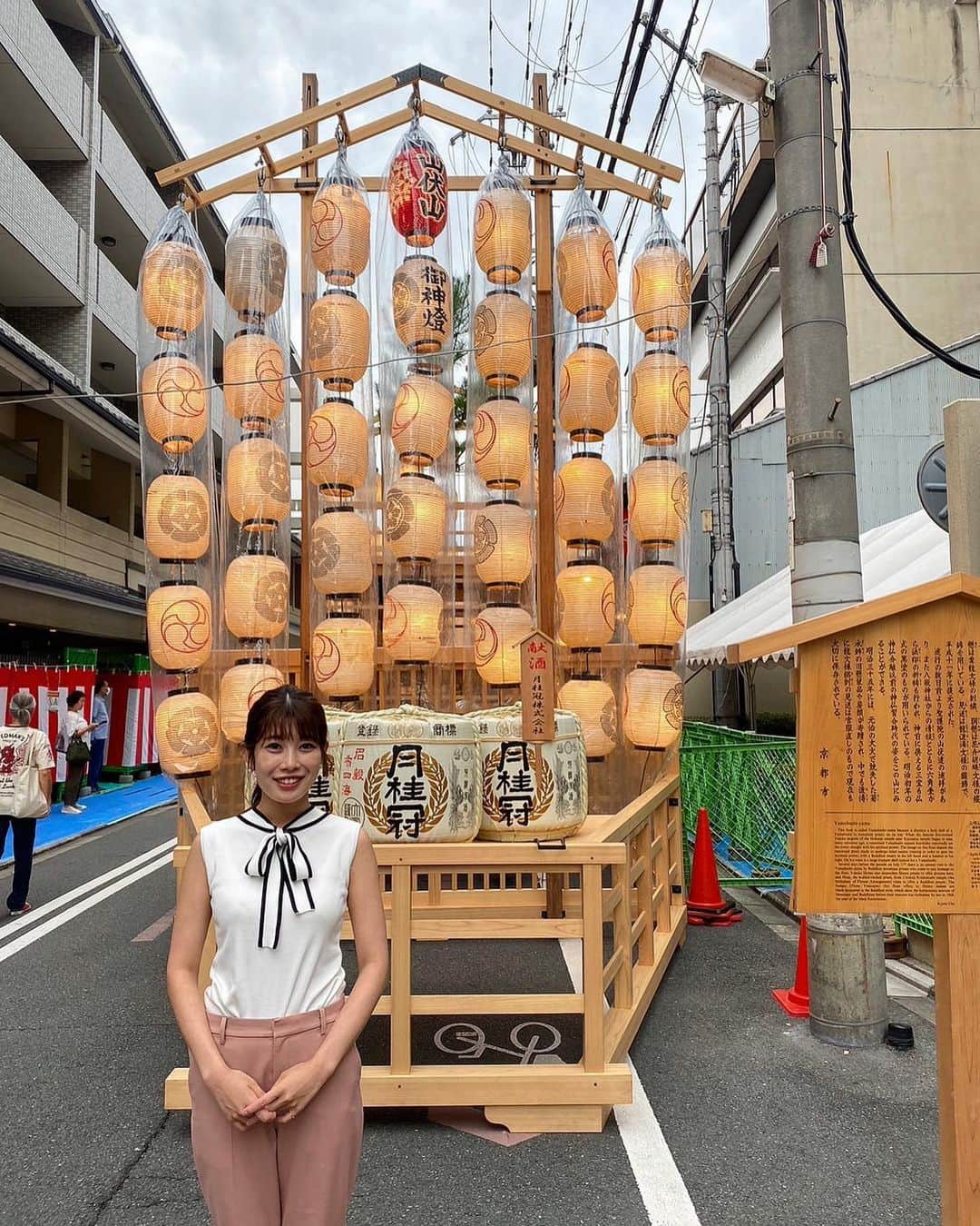 梅山茜さんのインスタグラム写真 - (梅山茜Instagram)「. ＊祇園祭 前祭＊ . 祇園祭の宵山期間で賑わっている京都⛩ 今年の前祭の巡行で山一番に決まった 山伏山から中継でお伝えしました🎤 山一番は縁起が良い！ということで 14日の分のちまきは1時間で完売したそう🫢 皆さんの想いも伺えて当日がより楽しみになりました🎐  写真は中継終わりにみんなで食べた角煮コロッケ🥔 (後ろにあるのは占出山) 祇園祭名物のしみだれ豚まんは 並びすぎて買えなかった🥲 . #祇園祭#祇園祭2023#山伏山#占出山#山鉾巡行#山一番#京都#しみだれ豚まん#コロッケ#kyoto」7月14日 21時45分 - umeyama_akane