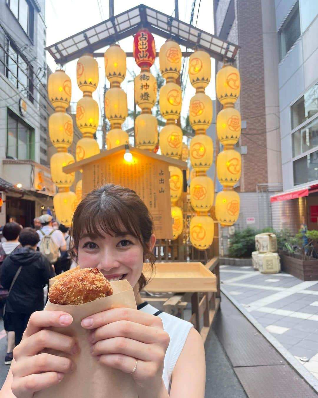 梅山茜のインスタグラム：「. ＊祇園祭 前祭＊ . 祇園祭の宵山期間で賑わっている京都⛩ 今年の前祭の巡行で山一番に決まった 山伏山から中継でお伝えしました🎤 山一番は縁起が良い！ということで 14日の分のちまきは1時間で完売したそう🫢 皆さんの想いも伺えて当日がより楽しみになりました🎐  写真は中継終わりにみんなで食べた角煮コロッケ🥔 (後ろにあるのは占出山) 祇園祭名物のしみだれ豚まんは 並びすぎて買えなかった🥲 . #祇園祭#祇園祭2023#山伏山#占出山#山鉾巡行#山一番#京都#しみだれ豚まん#コロッケ#kyoto」