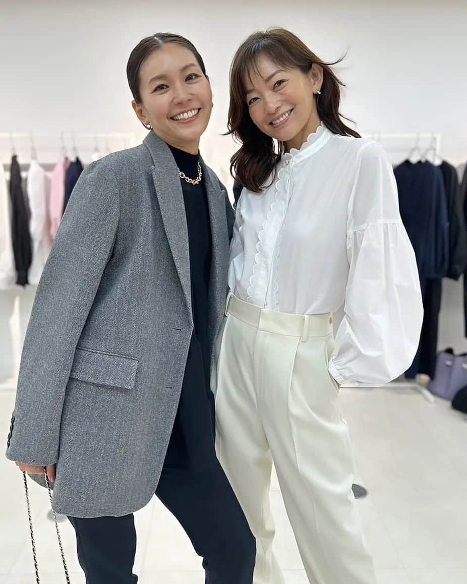 のインスタグラム：「@newans.official   2023 AW 展示会  ナオちゃんと行ってきました😊  @nao_nao310   ブラウスもモコモコのジレも可愛かった❤  写真の白のパンツをオーダーしたよ。  このパンツのグレーを持ってるんだけど、ラインがキレイでめっちゃ使えるのー‼️  届くのが楽しみ😆  #Newans #ハッシュニュアンス #展示会 #ホワイトパンツ #ジレ #ブラウス #ママ #ママモデル #モデル #mama #mamamodel #model」