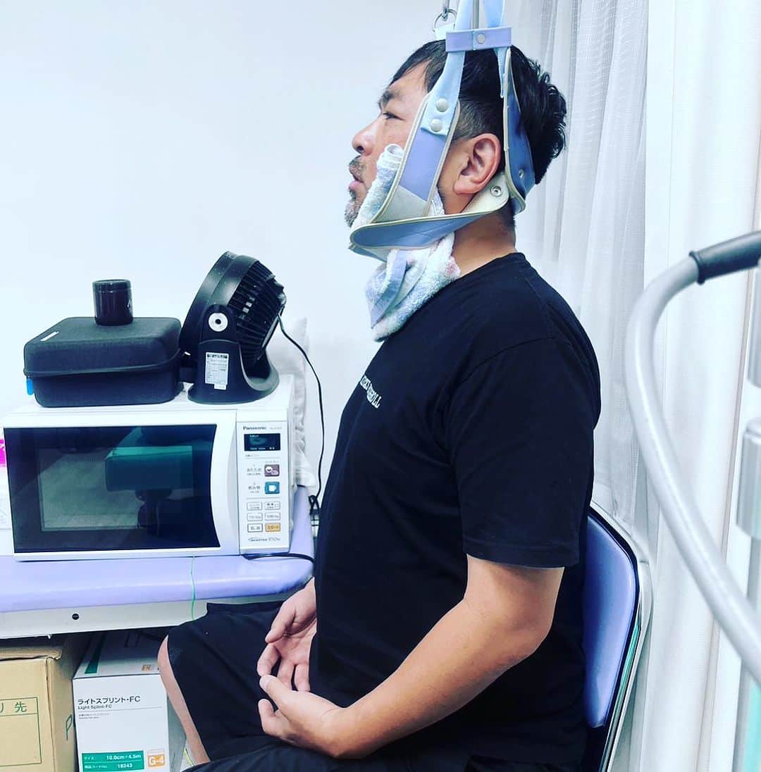 マッコイ斉藤のインスタグラム：「姿勢を治してます。」