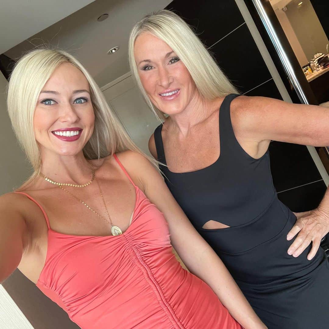 シエラ・ブレア・コイルのインスタグラム：「HAPPY BIRTHDAY MOM! 🎂」