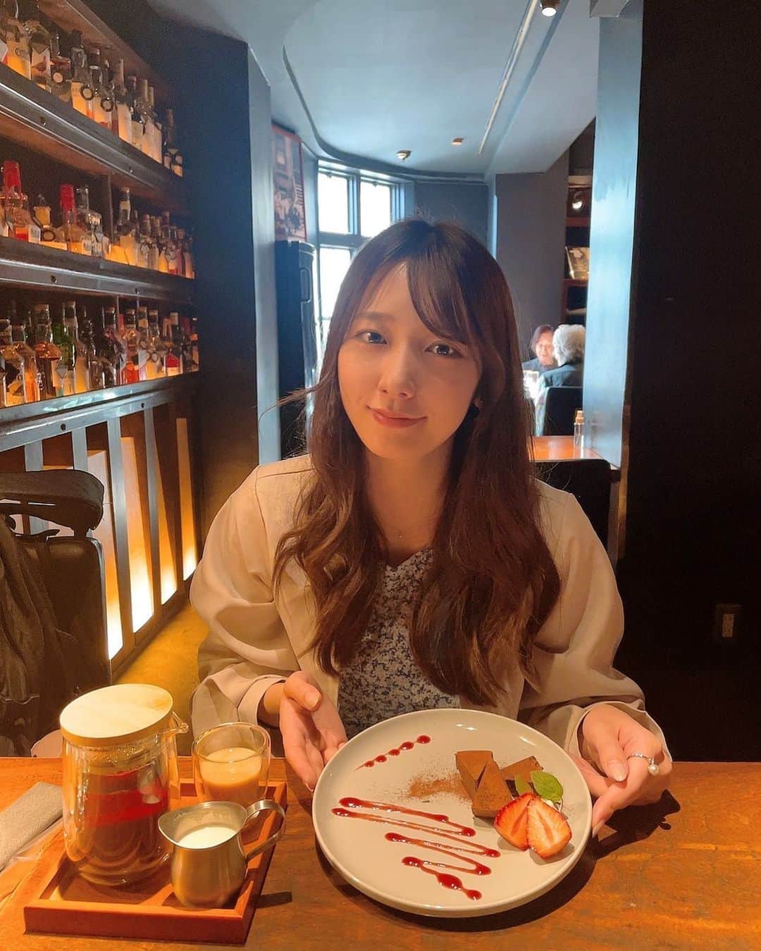 西村彩有里のインスタグラム：「ガトーショコラが思ったより小さくて悲しいけど店員さんに悟られないように必死な私😐  姉にはバレバレな私 #吉祥寺#cafe #いつの写真なの」
