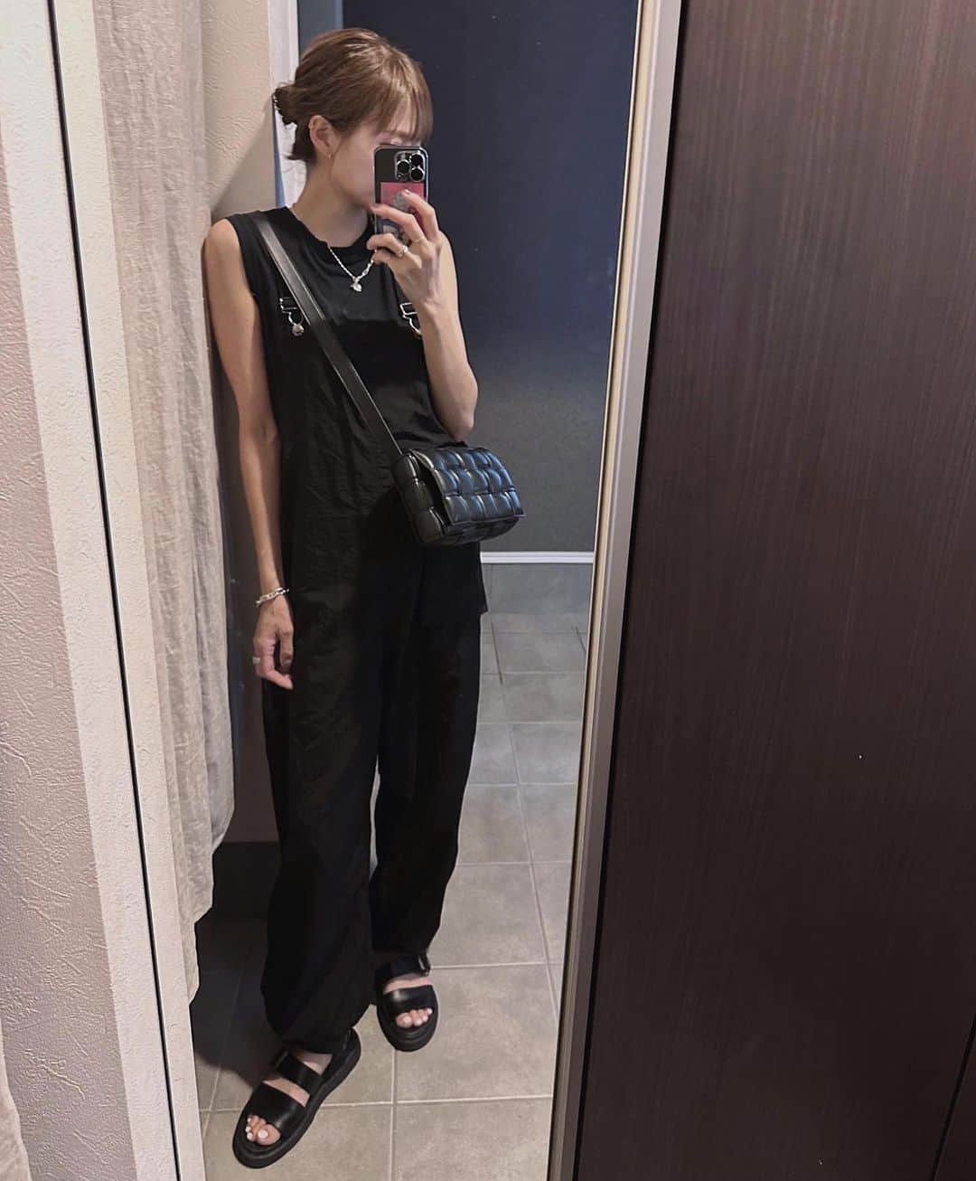 山本明果のインスタグラム：「⠀ ⠀ ⠀ ⠀ 🍺🍷🍾 ⠀ ⠀ ビアガーデン最高だった。 ⠀ ⠀ all in one.bag / #seable shoes / #drmartens  ⠀ ⠀ オールインワンはウエストや裾が好みで絞れて、形が子どもっぽくならず長さもしっかりでお気に入り。 こちらは完売しております。 8月に再販あるかもですが未定です。 ⠀ ⠀ ネックレスは大人気のダブルチェーンハートネックレス。 再販しておりあと少しで終了です。 ⠀ ⠀」