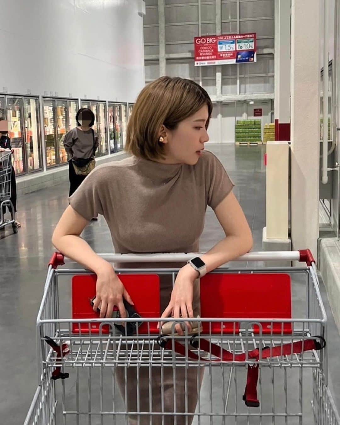 羽柴なつみのインスタグラム：「コストコ行ったら何買う🍓？  私はオイコス一択です。」