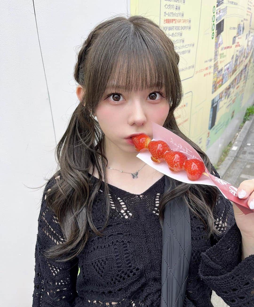 大森莉緒さんのインスタグラム写真 - (大森莉緒Instagram)「・ ・ 久しぶりにいちご飴食べた〜〜🤤🍓 ・ ・ #大森莉緒 #おーりお #おりおんず #おりおの食 #原宿 #竹下通り #いちご飴 #ツインテール #編み込み #strawberry #instagood #instapic #instafood #sweets #good #음스타그램 #맛집 #음식 #푸드 #좋아요 #일기」7月14日 21時55分 - rio.ohmori