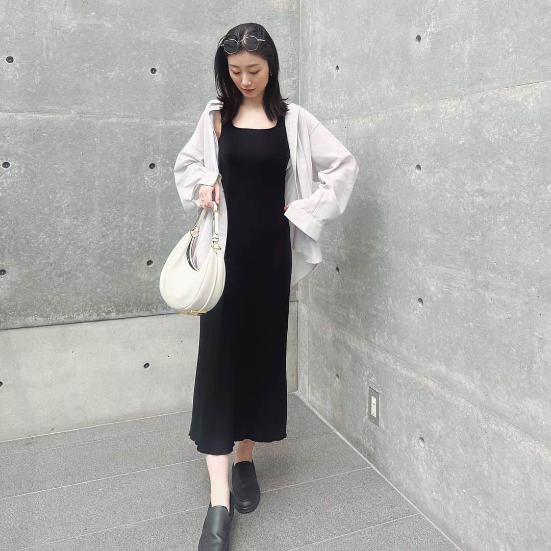 福井千佳のインスタグラム：「. . . お服や持ち物を聞いてもらえると、 とっても嬉しい。 . . . one-piece @gu_for_all_ @gu_global  shirt @gu_for_all_ @gu_global  bag @fendi  shoes @moonstar_810s  . . . #プチプラコーデ#guコーデ#夏コーデ#メンズアイテム」