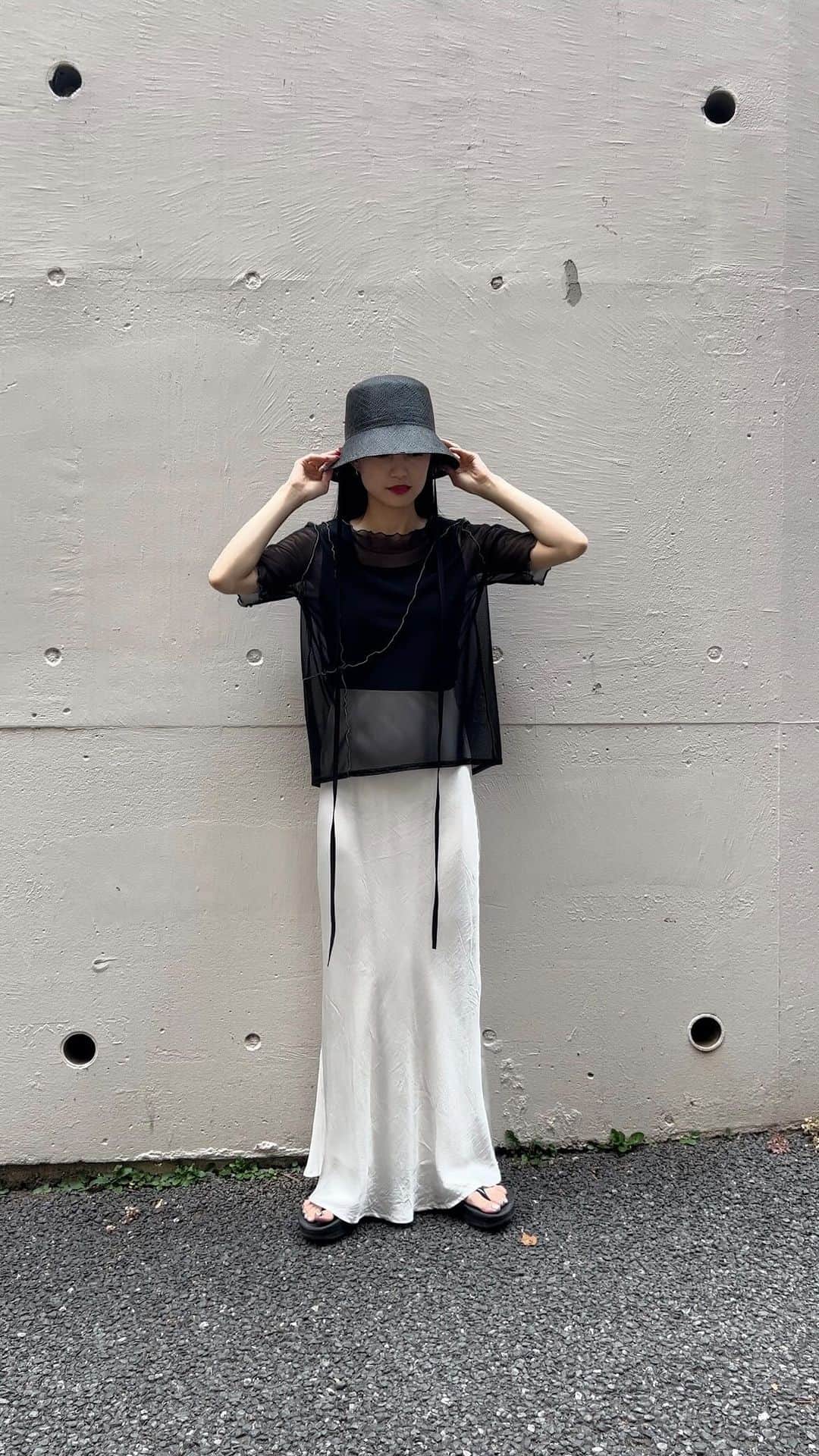 のインスタグラム：「_ silky satin skirt 着回し🔁 合わせのアイテムも @marte_vintage   画質おかしくなるのずっと疑問だったのだが HDRビデオで撮影してるかららしい😫😫ほんと？」
