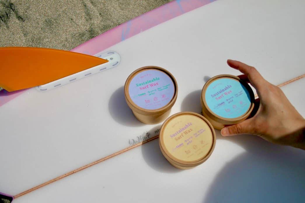 Lisa Halimさんのインスタグラム写真 - (Lisa HalimInstagram)「Surf wax完成しました。 15日から吉佐美大浜 @needu_jp にて先行発売。 やっとできた…🥹🌿 Sustainable Aloma wax！ アロマスキンケアブランド @marvoco.biz とコラボし、完成しました。 ネット販売もしたいけど少し時間かかりそうかなぁ。 私1人でやってるから方法考えます🤭  サーフィンをされる方へ。 今まで使っていたサーフワックスが実はとても環境に良くないもので、生き物を苦しめていると知ったら、 あなたならどうしますか？ よくあるサーフワックスに使われている石油成分は海水に溶けません。ずっと残り続けてしまいます。その為、 石油成分で作られたワックスを使用していると、海にいる生命体を絶滅させたり、生態を崩してしまったりなど、さまざまな問題がおきます。 このワックスは、ACOオーガニック認証のオーガニック、ナチュラル成分を使用しています。海に流れても、剥がしてゴミとして捨てても環境に悪影響はありません。  このワックスの製造者自身がサーフィンをしているので、もちろん、グリップ力にもこだわりました。 環境に優しいだけじゃない。 アロマの香りに癒されるだけじゃない。 サーフワックスは、きちんと滑らないものでなければ意味がない！オーストラリアのプロサーファーにも何度も試作品を試してもらい、合格をいただき完成したワックスです。  このワックスは100%ソーラーパワーで作られています。成分【ビーワックス・ココナッツオイル・エッセンシャルオイル・植物性ワックス】 ¥800(税抜)  pic @yuumi_seimiya 🫶」7月14日 22時08分 - lisahalim