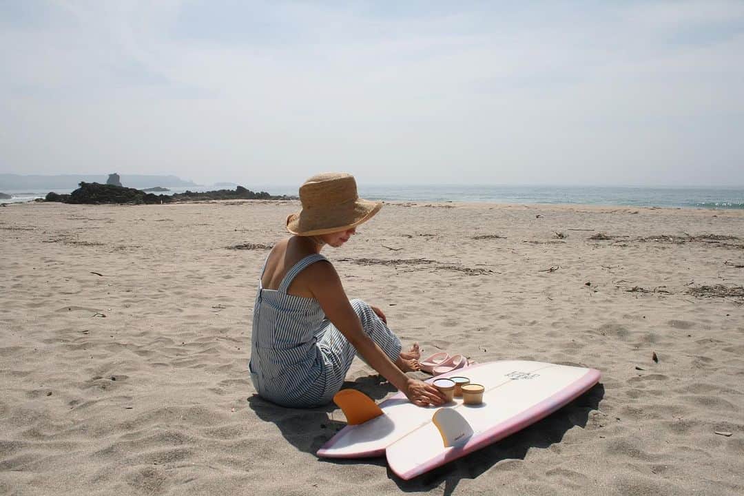 Lisa Halimのインスタグラム：「Surf wax完成しました。 15日から吉佐美大浜 @needu_jp にて先行発売。 やっとできた…🥹🌿 Sustainable Aloma wax！ アロマスキンケアブランド @marvoco.biz とコラボし、完成しました。 ネット販売もしたいけど少し時間かかりそうかなぁ。 私1人でやってるから方法考えます🤭  サーフィンをされる方へ。 今まで使っていたサーフワックスが実はとても環境に良くないもので、生き物を苦しめていると知ったら、 あなたならどうしますか？ よくあるサーフワックスに使われている石油成分は海水に溶けません。ずっと残り続けてしまいます。その為、 石油成分で作られたワックスを使用していると、海にいる生命体を絶滅させたり、生態を崩してしまったりなど、さまざまな問題がおきます。 このワックスは、ACOオーガニック認証のオーガニック、ナチュラル成分を使用しています。海に流れても、剥がしてゴミとして捨てても環境に悪影響はありません。  このワックスの製造者自身がサーフィンをしているので、もちろん、グリップ力にもこだわりました。 環境に優しいだけじゃない。 アロマの香りに癒されるだけじゃない。 サーフワックスは、きちんと滑らないものでなければ意味がない！オーストラリアのプロサーファーにも何度も試作品を試してもらい、合格をいただき完成したワックスです。  このワックスは100%ソーラーパワーで作られています。成分【ビーワックス・ココナッツオイル・エッセンシャルオイル・植物性ワックス】 ¥800(税抜)  pic @yuumi_seimiya 🫶」