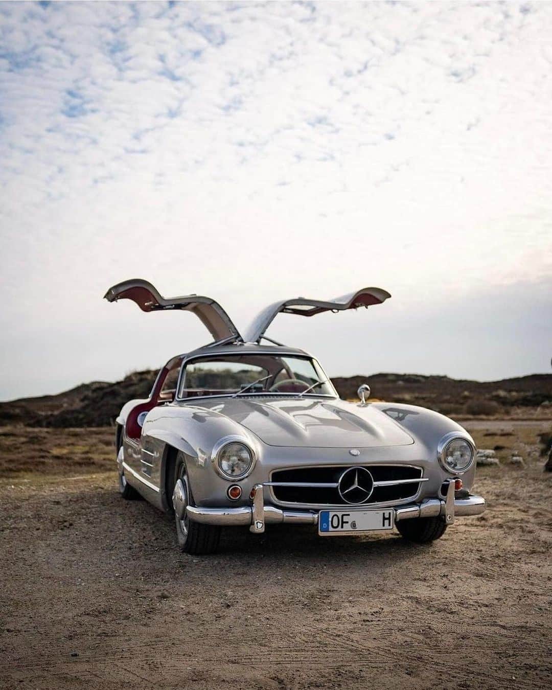 メルセデス・ベンツさんのインスタグラム写真 - (メルセデス・ベンツInstagram)「@syltautomotive captured this amazing "Gullwing" at the beach on the island Sylt. Do you want to get in?   Use the hashtag #MBfanphoto for a chance to see your car on our channel.   #MercedesBenz #MBclassic」7月14日 22時01分 - mercedesbenz