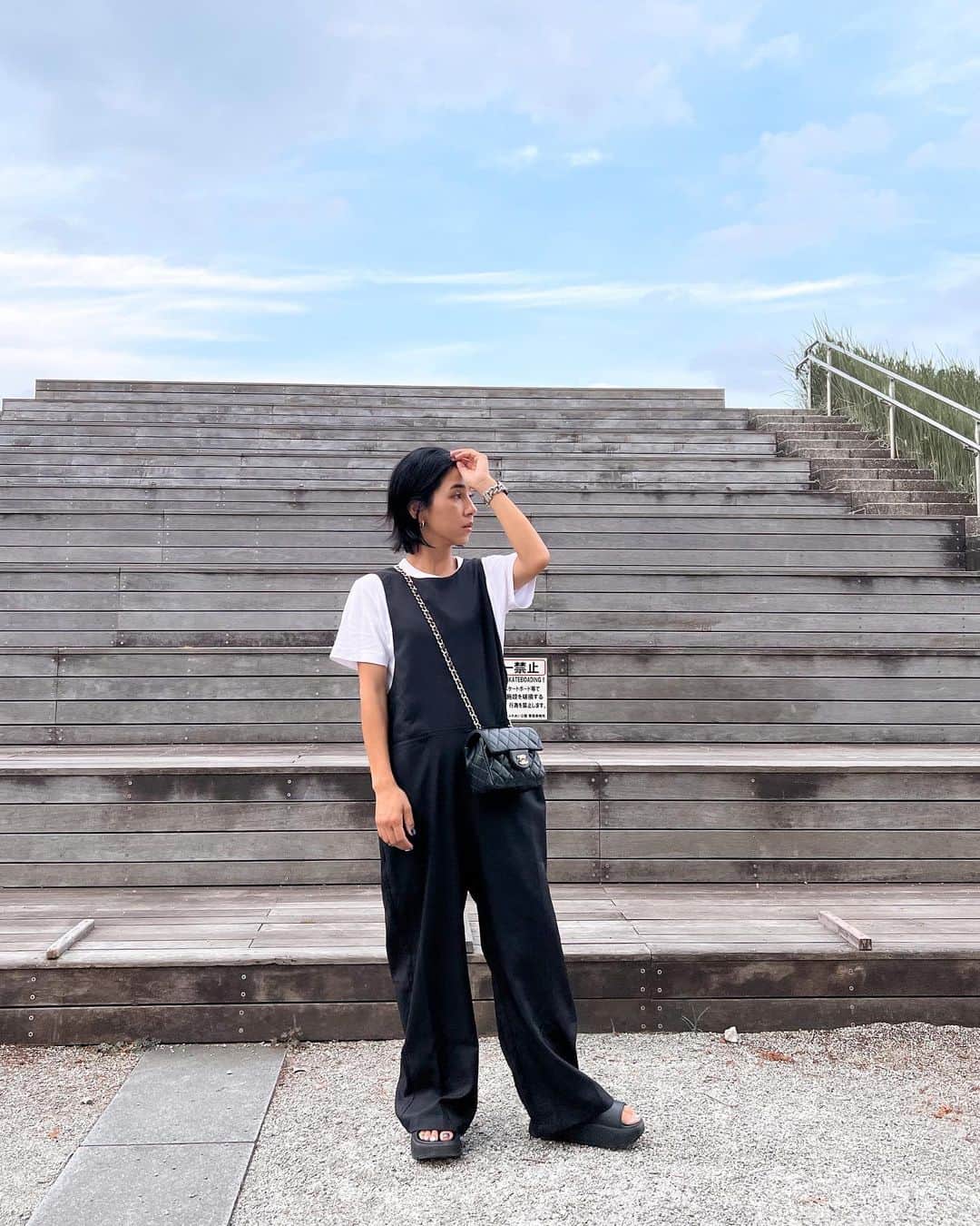 Hiiiiikoのインスタグラム：「♡ . . この前チラッとストーリー流した時に 質問いただいていたお洋服は、 @bonjoursagan のです♡  ゆったりで楽ちんなオールインワン！ ポケットも付いてるしバックスタイルも可愛いくておススメ🫶🏼 . . #bonjoursagan #ママコーデ#ママファッション#コーデ#ファッション#モノトーン#モノトーンコーデ#ブラックコーデ#オールインワン#プチプラ#プチプラコーデ#シンプルコーデ#カジュアルコーデ#大人カジュアル#ママ#4人のママ#女の子ママ#男の子ママ」