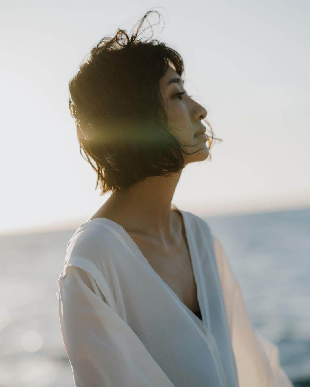 安藤沙耶香のインスタグラム：「白のカフタンもね 神がかったように可愛かった‥🥹  後ろのギャザーはたっぷりと ドレスみたいに仕上げたくて♡  ボートの上で プチウェディング感‥♡  あえての透けと サイドスリットで抜け感が出て ホワホワでフワフワ♡♡♡  この生地も 塩素対応シワなし 洗濯機okです  この子はきっと 着た人みんなを天使にしてくれると思う👼🥹✨  #nala #nala_jp #swimwear #caftan」