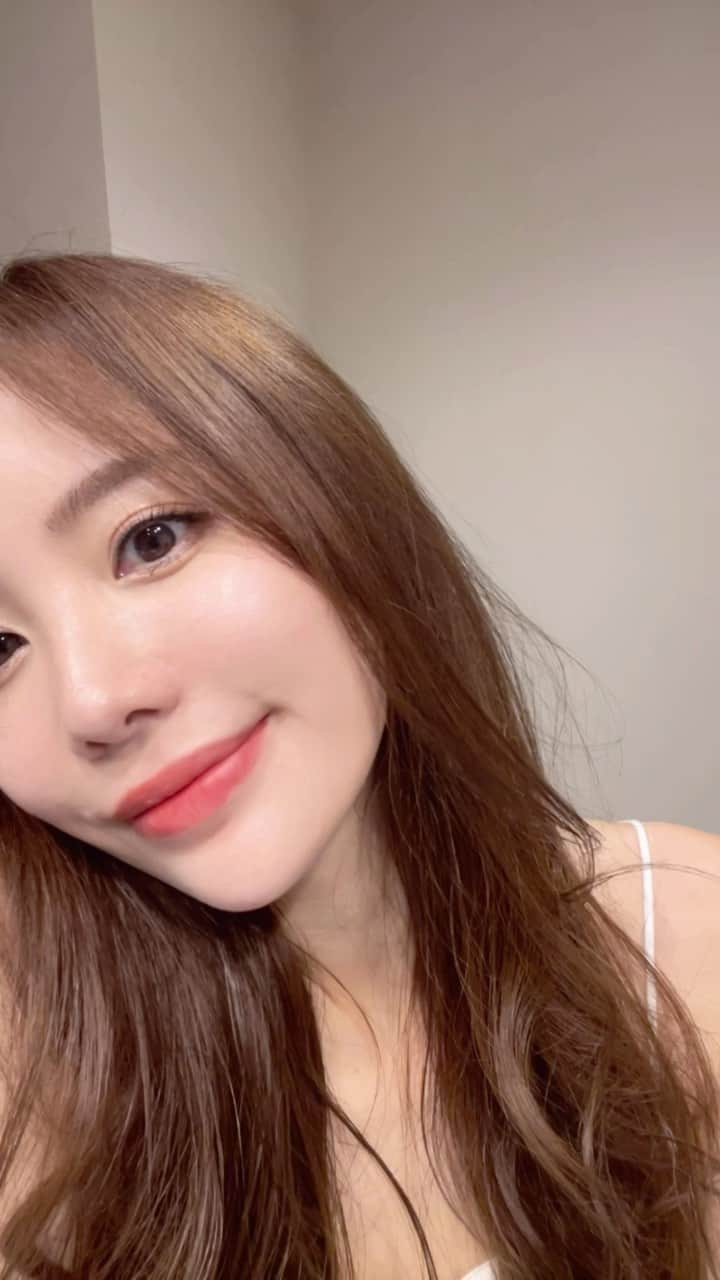 Aoiのインスタグラム：「めちゃくちゃおすすめのファンデーションの紹介⭐️   「ランコム タンイドル ウルトラウェア リキッド」  @lancomeofficial   ベストコスメでも有名なデパコスファンデ代表格✨   みずみずしいさらっとしたテクスチャで密着度が高くカバー力抜群な上に 汗をかいても時間が経っても崩れにくい最強ファンデでした・・。   なぜ今まで使ってなかったんだろうと後悔してしまった・・。  専用スポンジを使うと、より毛穴レスを実現できるので 汗にも強くてこの夏にぴったりのファンデとスポンジをセットで絶対使ってね！   #ランコム#ウルトラファンデ#lancomemakeup」
