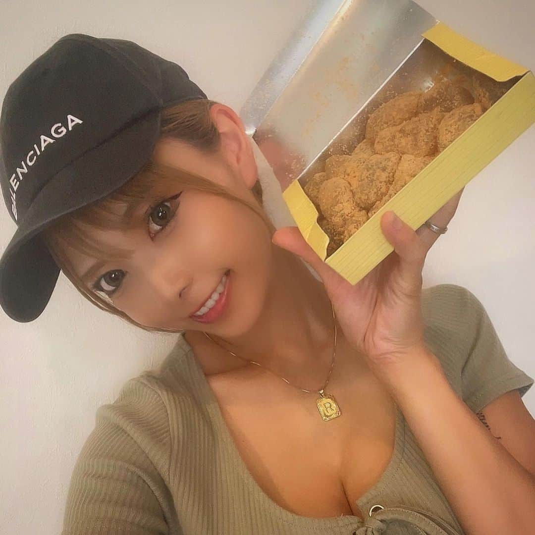 ちひろさんのインスタグラム写真 - (ちひろInstagram)「.  わらびもち💓  このわらび餅ね、手で持っただけでとろ〜🫠ってなって柔らかすぎた😵‍💫🫶  口の中でとろける🤤  新潟生まれのわらび餅「新雪」の4種セット✨  水からこだわり、無添加にこだわり、手練りにこだわったみたい🚰  5種類の味の中から、人気上位４選🤭  ♡⃛きな粉・・・北海道産大豆１００％使用。二度焙煎した深煎りきな粉の香りと甘味のみのシンプルな味  ♡⃛生チョコ・・・カカオ８０％のハイカカオ使用。チョコ好きにはたまらない逸品  ♡⃛抹茶・・・国産抹茶使用。生地の中だけでなく、振りかけているきな粉にも抹茶を使用しているので口の中で香りが広がります。  ♡⃛笹川流れの塩きな粉・・・新潟県村上市にある笹川流れで作られている焼き塩使用。優しい塩味がわらび餅の甘味を際立たせます。リピート率No.1  全て練りたてをクール便で発送してくれる🚚  お母さんやお姉ちゃん達にも持ってったらおいしーって喜んでたよ🤤♡  わらび餅好きー🫶💓  PR @namawarabimochi_shinsetsu #生わらび餅 #和スイーツ #わらび餅専門店 #もちっぺ新潟和菓子 #和菓子屋さん #ギフト選び #スイーツギフト #デザート #スイーツ #わらび餅 #甘党 #わらび餅好き」7月14日 22時04分 - chihiro_grm