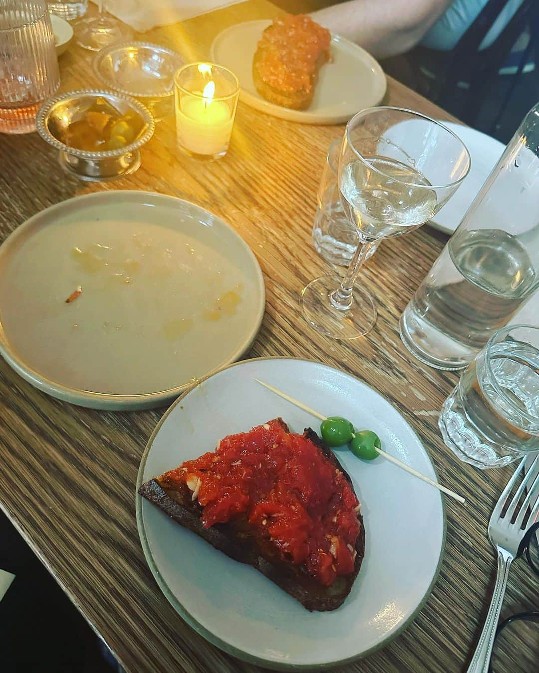 トームさんのインスタグラム写真 - (トームInstagram)「Some highly memorable food moments from the last month   Cesar Salad Pizza @anonimo.rest (w a side of Cesar Salad and zucchini mint parpadelle of my dreams; leftovers for breakfast equally as thrilling)   Spanish Tomato Bread @baramericanonyc (preceding anchovies and more Cesar Salad, very good crudo and a Sherry Martini)  A Pirata and unbelievable bean soup @taqueriaorinoco (plus condiment tray from heaven, salsas from hell)  A classic flan from @elcalifa_mx (w dulcedeleche and condensed milk, consumed in bed, after a huge meal at @cantonmexicali )  Super simple Tacos w the freshest softest tortillas on the go at Taqueria el Califa de Leon in #SantaMariaRibera  Zuchinni Flower omelette at a fancy brunch at classic  @restaurante_el_cardenal   Breakfast, lunch and dinner w a view at the best restaurant in #ValledeBravo #lamichoacana   Tangerine dream desert @chokolatp   Zuchinni Flower and Mint pizza @lardomexico w a spritz   @kfc w @albertopereraa straight out of the bucket, on a rooftop in #MexiciCity before my flight back to #NYC」7月14日 22時08分 - tomenyc