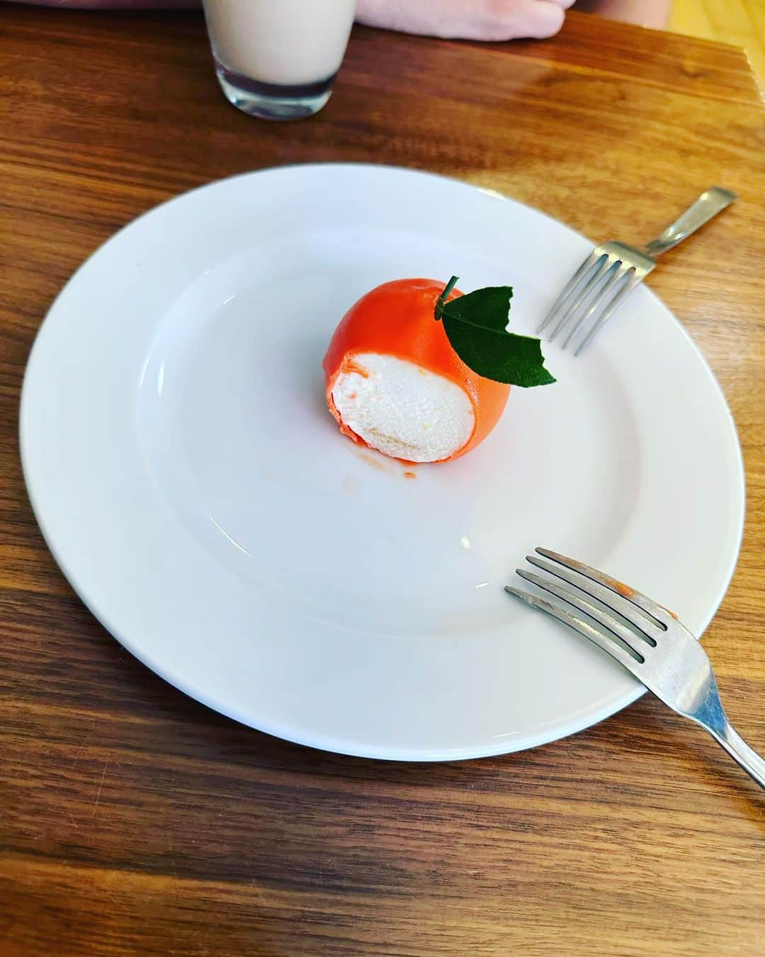 トームさんのインスタグラム写真 - (トームInstagram)「Some highly memorable food moments from the last month   Cesar Salad Pizza @anonimo.rest (w a side of Cesar Salad and zucchini mint parpadelle of my dreams; leftovers for breakfast equally as thrilling)   Spanish Tomato Bread @baramericanonyc (preceding anchovies and more Cesar Salad, very good crudo and a Sherry Martini)  A Pirata and unbelievable bean soup @taqueriaorinoco (plus condiment tray from heaven, salsas from hell)  A classic flan from @elcalifa_mx (w dulcedeleche and condensed milk, consumed in bed, after a huge meal at @cantonmexicali )  Super simple Tacos w the freshest softest tortillas on the go at Taqueria el Califa de Leon in #SantaMariaRibera  Zuchinni Flower omelette at a fancy brunch at classic  @restaurante_el_cardenal   Breakfast, lunch and dinner w a view at the best restaurant in #ValledeBravo #lamichoacana   Tangerine dream desert @chokolatp   Zuchinni Flower and Mint pizza @lardomexico w a spritz   @kfc w @albertopereraa straight out of the bucket, on a rooftop in #MexiciCity before my flight back to #NYC」7月14日 22時08分 - tomenyc