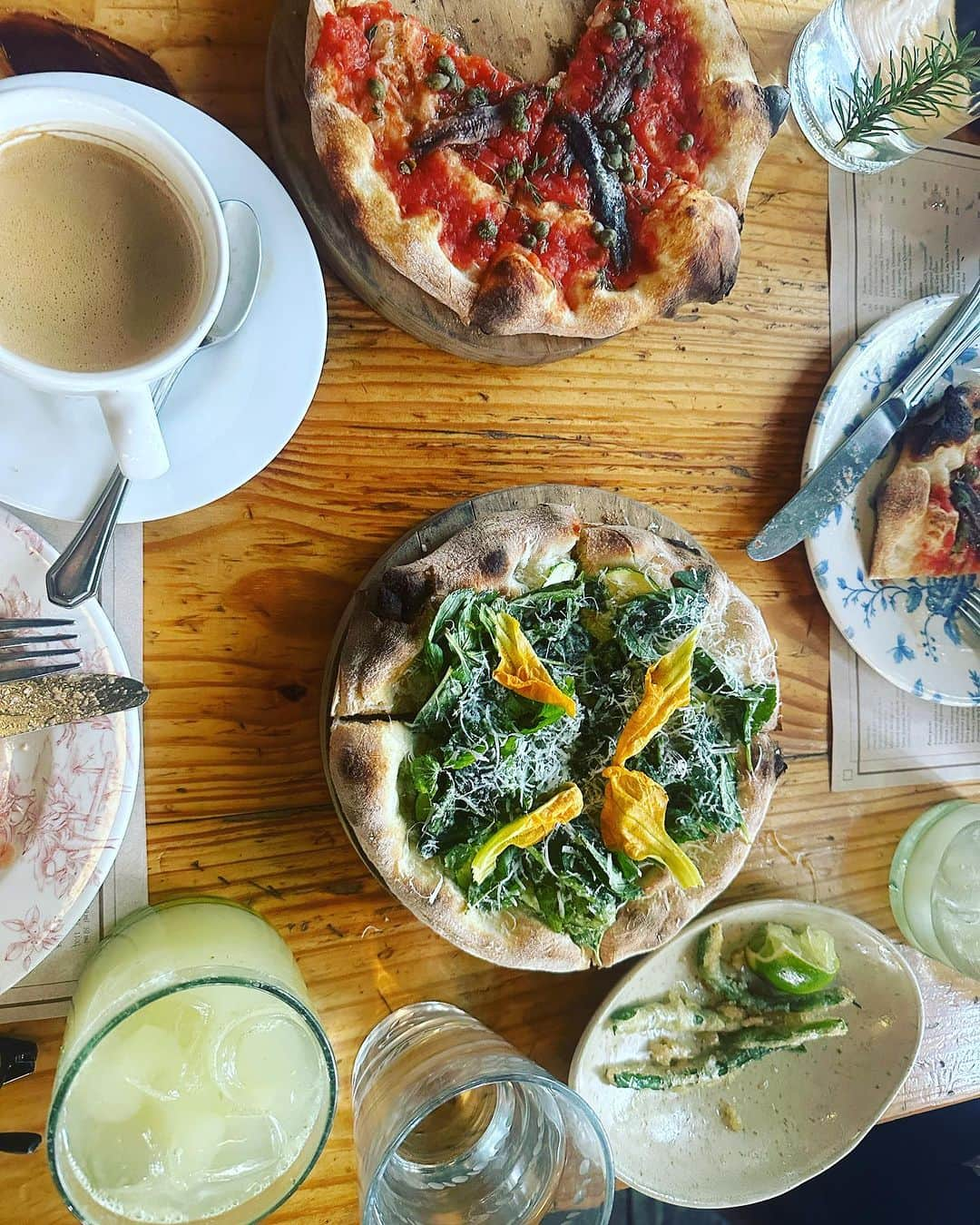 トームさんのインスタグラム写真 - (トームInstagram)「Some highly memorable food moments from the last month   Cesar Salad Pizza @anonimo.rest (w a side of Cesar Salad and zucchini mint parpadelle of my dreams; leftovers for breakfast equally as thrilling)   Spanish Tomato Bread @baramericanonyc (preceding anchovies and more Cesar Salad, very good crudo and a Sherry Martini)  A Pirata and unbelievable bean soup @taqueriaorinoco (plus condiment tray from heaven, salsas from hell)  A classic flan from @elcalifa_mx (w dulcedeleche and condensed milk, consumed in bed, after a huge meal at @cantonmexicali )  Super simple Tacos w the freshest softest tortillas on the go at Taqueria el Califa de Leon in #SantaMariaRibera  Zuchinni Flower omelette at a fancy brunch at classic  @restaurante_el_cardenal   Breakfast, lunch and dinner w a view at the best restaurant in #ValledeBravo #lamichoacana   Tangerine dream desert @chokolatp   Zuchinni Flower and Mint pizza @lardomexico w a spritz   @kfc w @albertopereraa straight out of the bucket, on a rooftop in #MexiciCity before my flight back to #NYC」7月14日 22時08分 - tomenyc