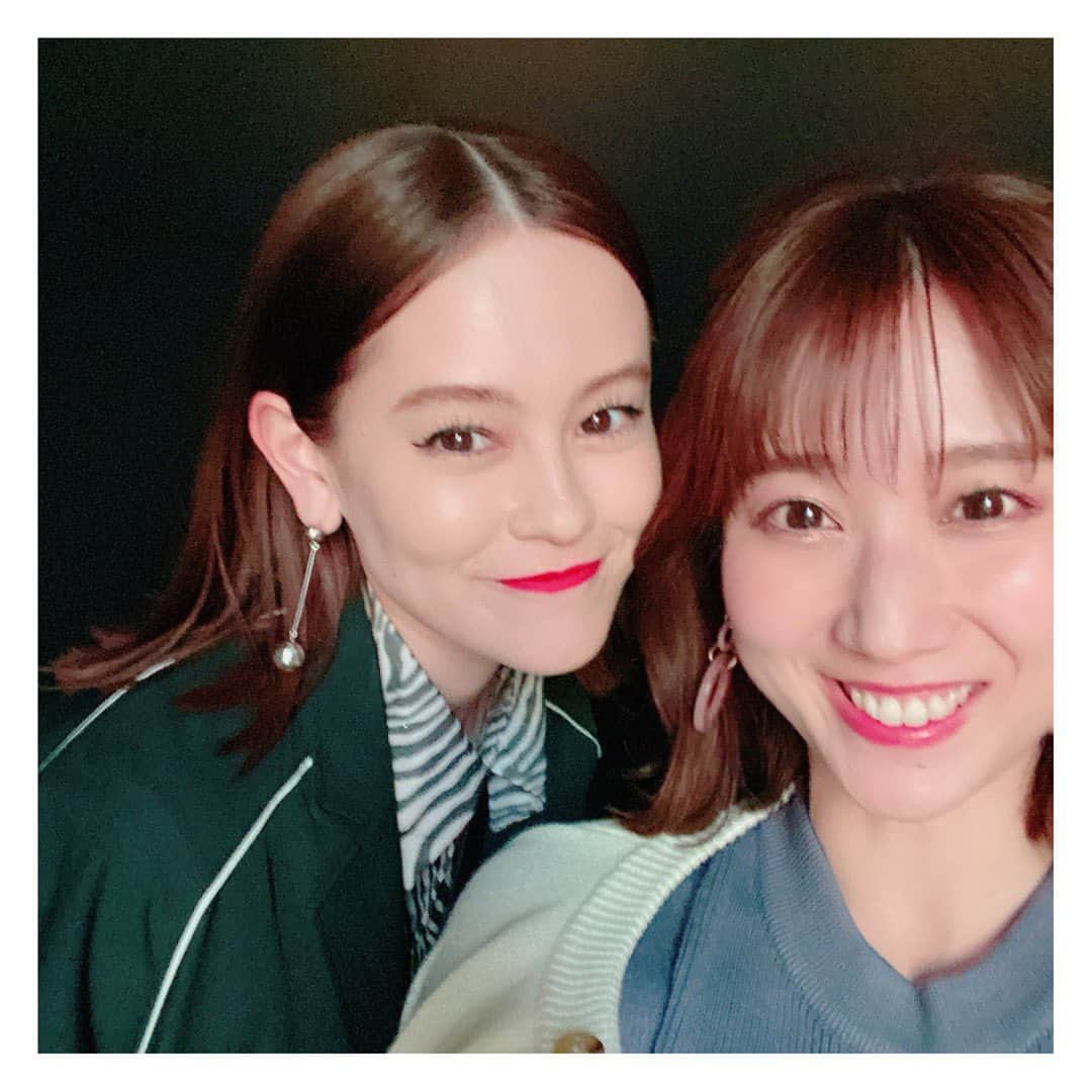 柴田平美さんのインスタグラム写真 - (柴田平美Instagram)「ご一緒するのは２回目🎤  #平成ノブシコブシ の #吉村崇 さん。 共通点はグミ好き。 今回も大量に持って行きました。 さらに、スタッフさんも 私たちがグミ好きなのを知っていて、 グミを沢山用意してくださっていました。 有り難い✨ ステージ裏では常に２人でグミもぐもぐ。 グミ祭りでした。笑 どんな顔して良いかいつもわからない。と言って 写ってくれる表情も絶妙です。笑  久しぶりに #emma さんにも お会いできました🥰🥰 トップのランウェイ カッコよかったなぁ〜💃✨  #sapporocollection  #sapporocollection2023 #ファッション #北海道 #札幌 #アナウンサー」7月14日 22時17分 - narumi.shibata99