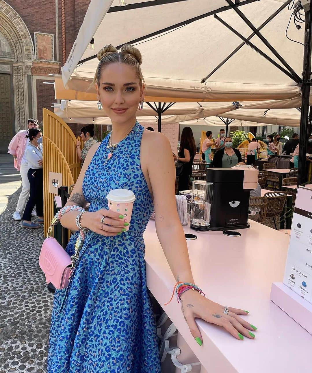 Vogue Italiaさんのインスタグラム写真 - (Vogue ItaliaInstagram)「La passione per il caffè diffusa globalmente ha portato TikTok a eleggere le bevande estive a base di caffeina e tutto il loro immaginario cromatico ed emozionale a fonte di ispirazione per il trucco occhi. L'espresso make-up in particolare viene dall'interpretazione personale della creator beauty @DanielleMarcan del latte make-up, “la sorella più grunge” come la definisce lei stessa. Partendo da una moodboard composta da foto di tazzine di caffè fumante, Espresso Martini e due ritratti di #CaraDelevigne e #EmilyRatajkowski. Scopri tutto sul glam look ispirato al caffè, al nostro link in bio.   #VogueInspires」7月14日 22時18分 - vogueitalia