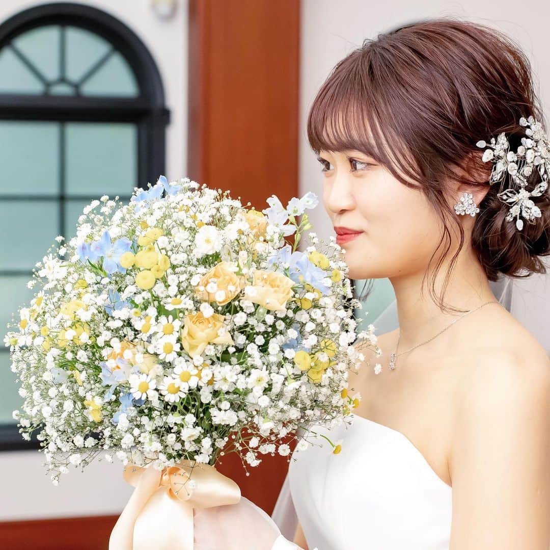 フェアブルーム水戸アメイジングステージのインスタグラム：「ブーケ&ブートニア💐 新婦様のブーケと新郎様のブートニア ドレスとの相性だけでなく タキシードとの相性も考えて決めるのがオススメ◎ こうすることで2人のトータルコーディネートがより素敵に🌿 ⁡ ⁡ #結婚式 #披露宴 #水戸結婚式 #水戸結婚式場 #フェアブルーム水戸 #フェアブルーム水戸アメイジングステージ #結婚式アイデア #プレ花嫁 #プレ花嫁さんと繋がりたい #全国のプレ花嫁さんと繋がりたい #卒花嫁 #卒花嫁レポ #ウェディングドレス #ブライダルフェア #結婚式フォト #ブライダルフォト #ウェディングドレス #カラードレス #fiorebianca #ブーケ #ブートニア #フラワーコーディネート」